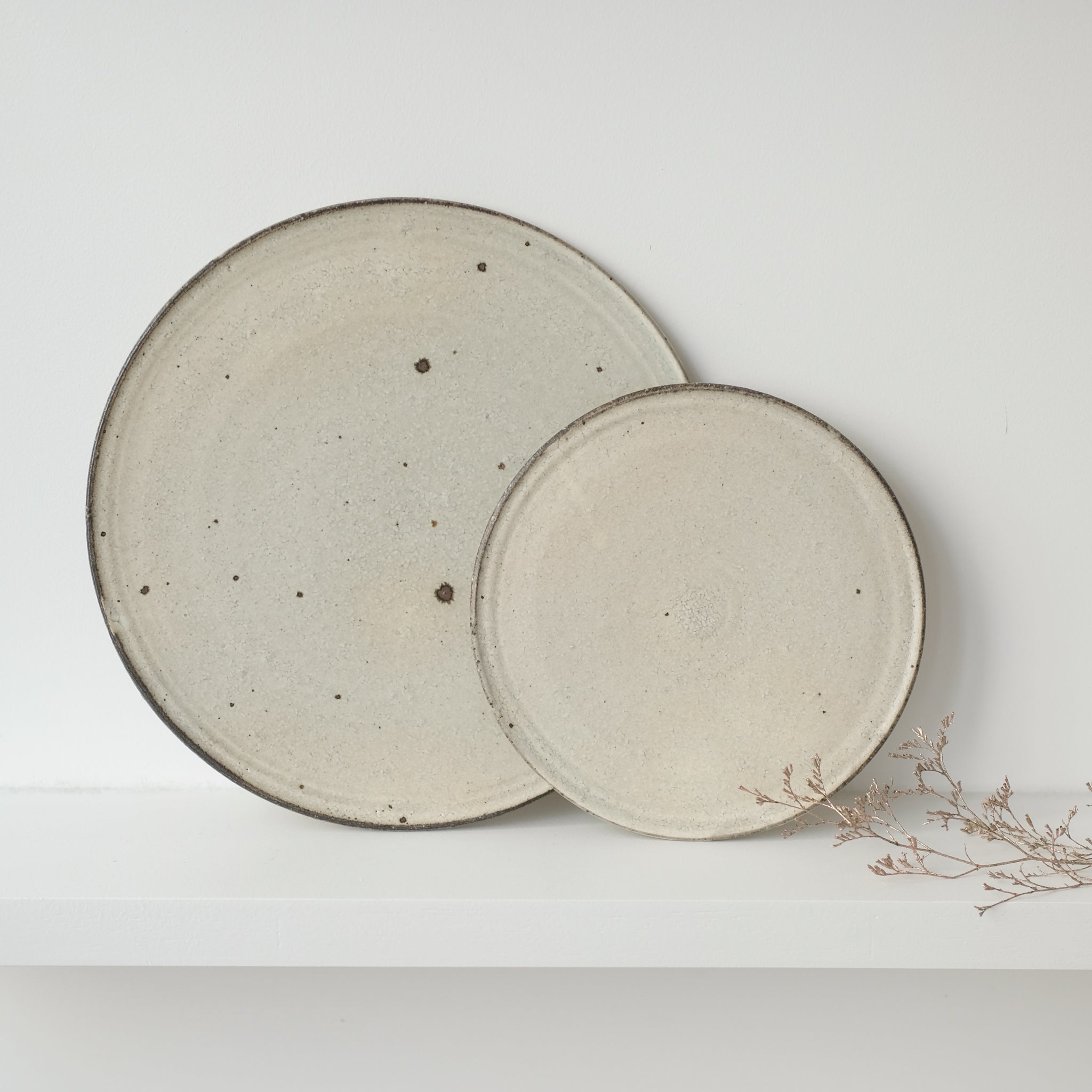 Assiette en grès recolté D 19cm - blanc cassé de Ryutaro Yamada chez Brutal Ceramics