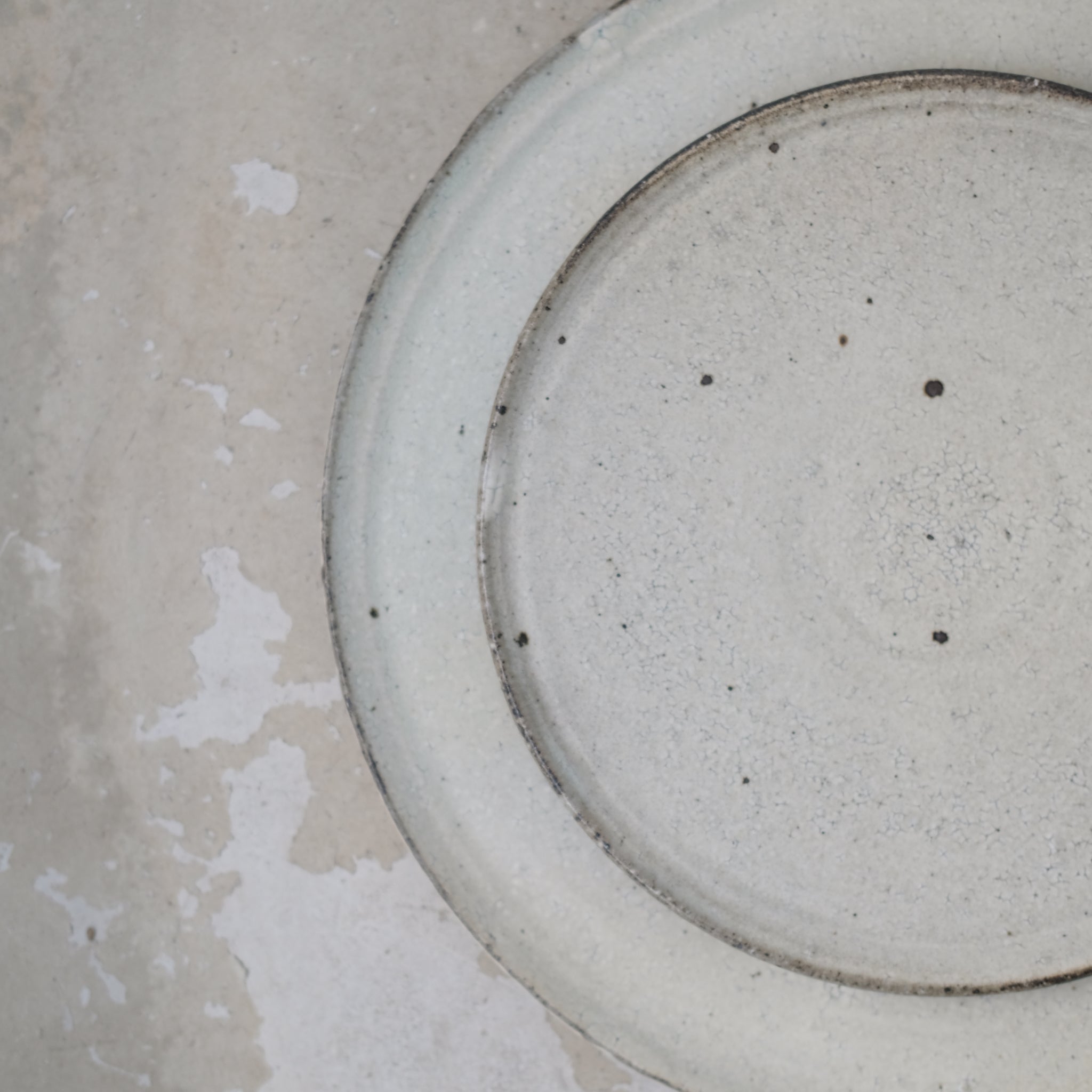 Assiette en grès recolté D 19cm - blanc cassé de Ryutaro Yamada chez Brutal Ceramics