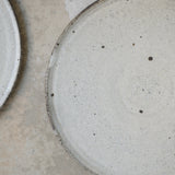 Assiette en grès recolté D 19cm - blanc cassé de Ryutaro Yamada chez Brutal Ceramics