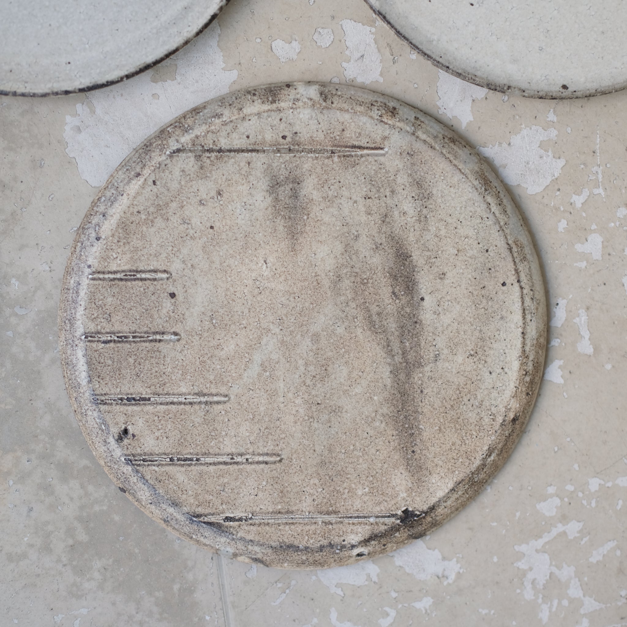 Assiette en grès recolté D 19cm - blanc cassé de Ryutaro Yamada chez Brutal Ceramics