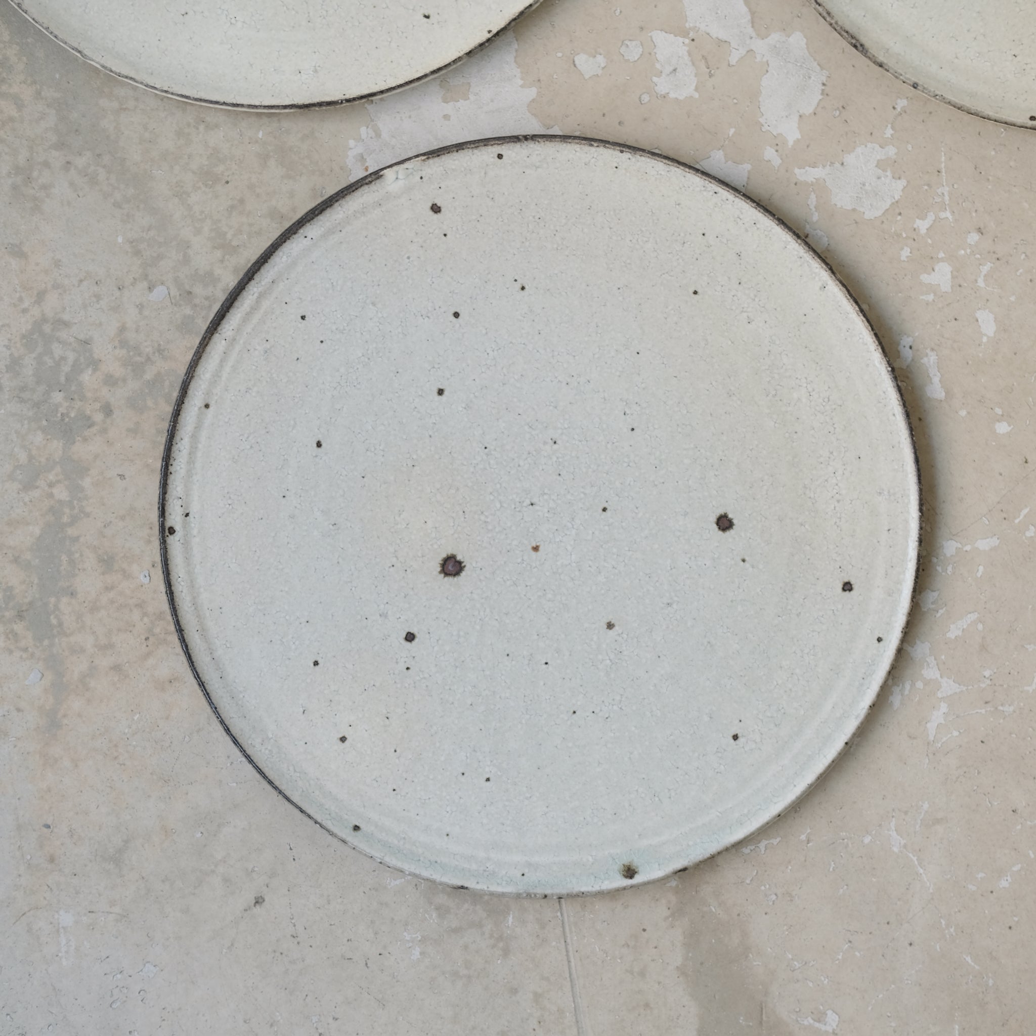 Assiette en grès recolté D 19cm - blanc cassé de Ryutaro Yamada chez Brutal Ceramics
