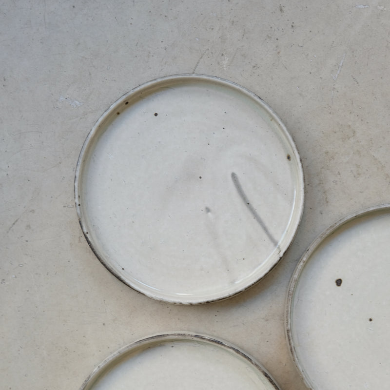 Dorabachi D 21cm - blanc cassé de Ryutaro Yamada chez Brutal Ceramics