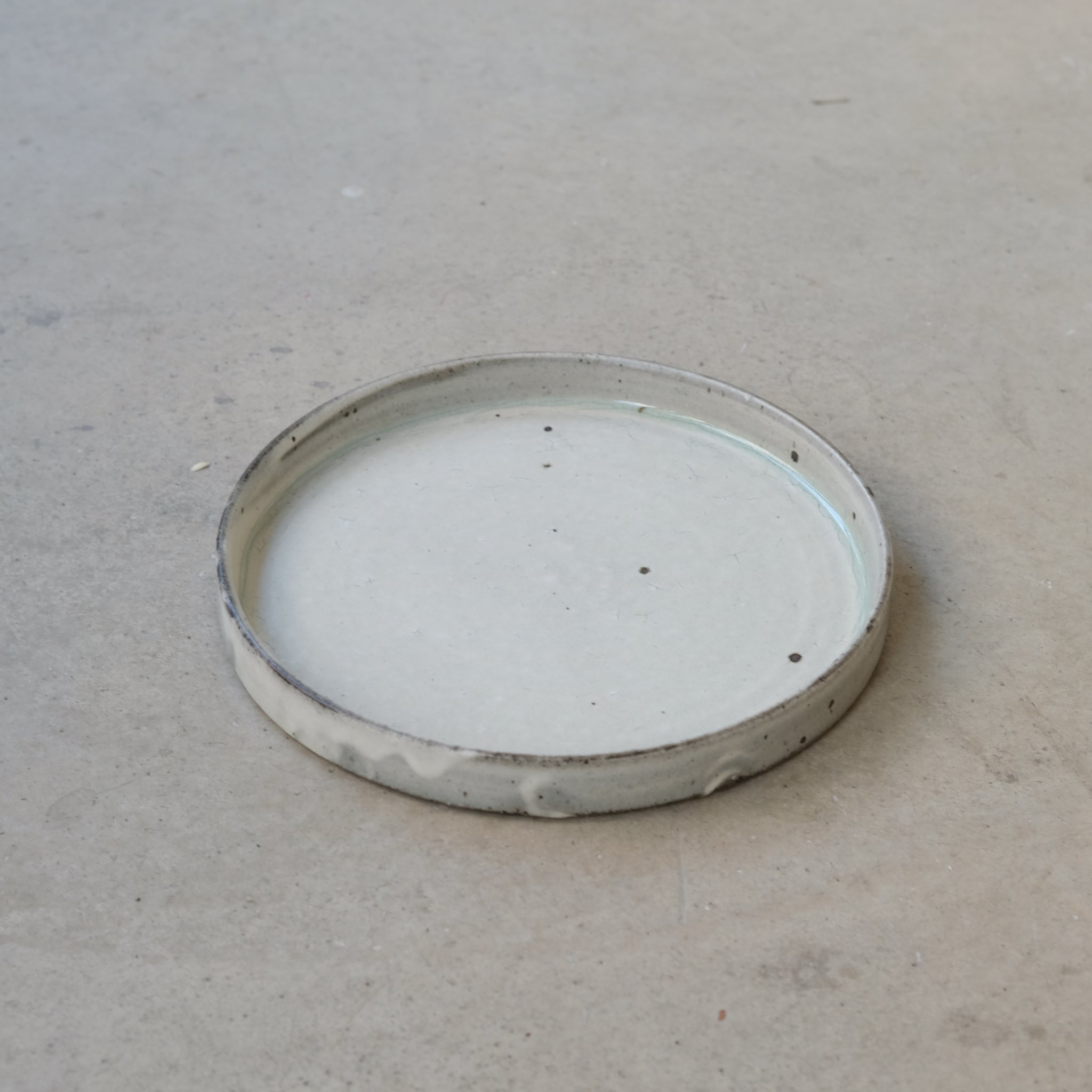 Dorabachi D 21cm - blanc cassé de Ryutaro Yamada chez Brutal Ceramics