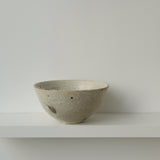 Bol en grès D 18cm - blanc cassé de Ryutaro Yamada chez Brutal Ceramics