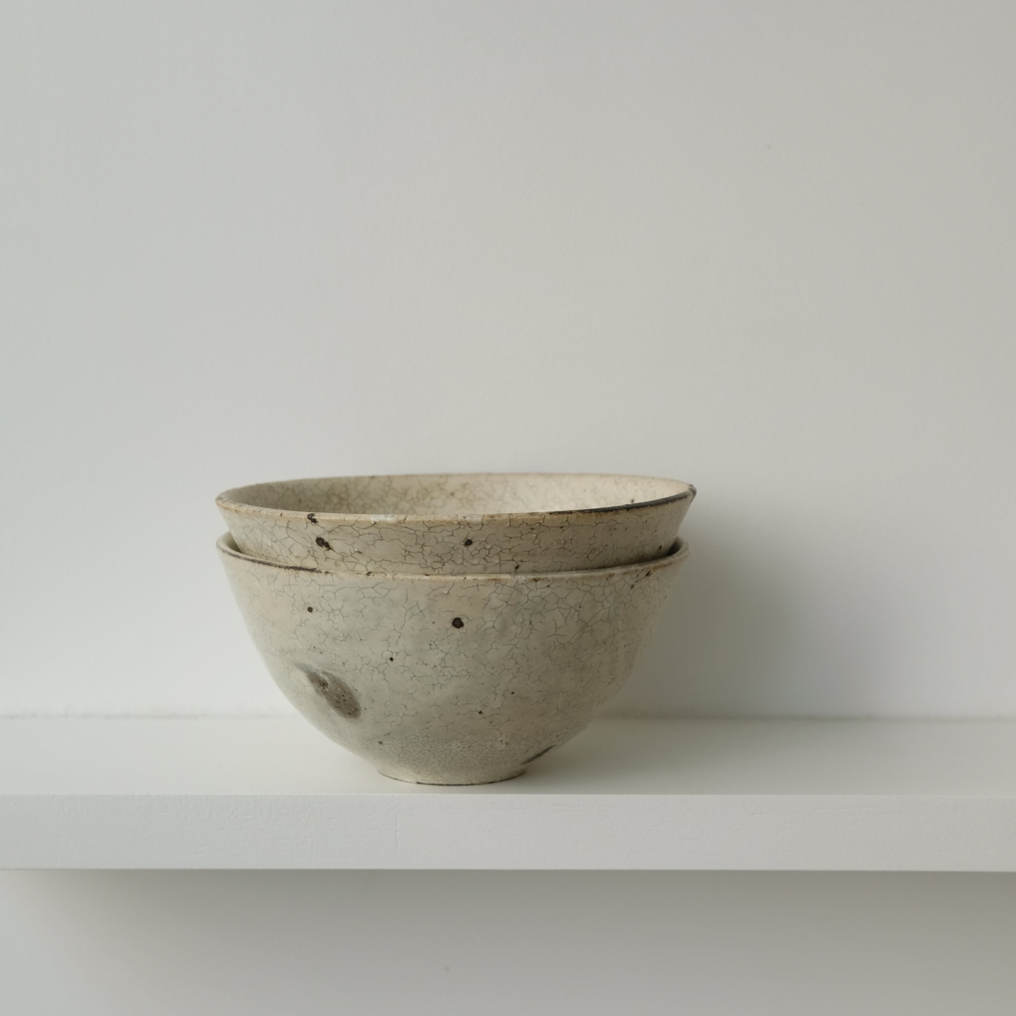 Bol en grès D 18cm - blanc cassé de Ryutaro Yamada chez Brutal Ceramics