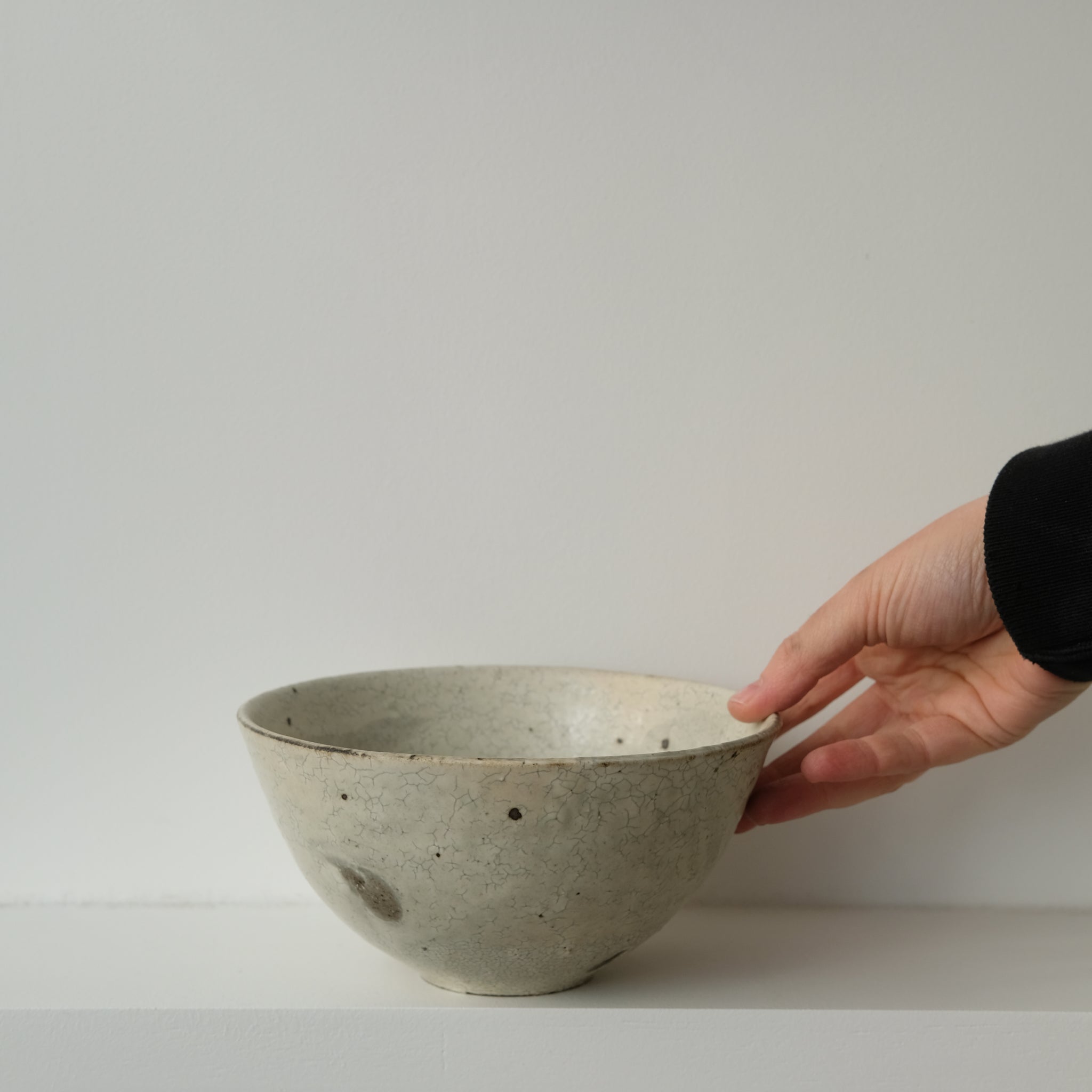 Bol en grès D 18cm - blanc cassé de Ryutaro Yamada chez Brutal Ceramics