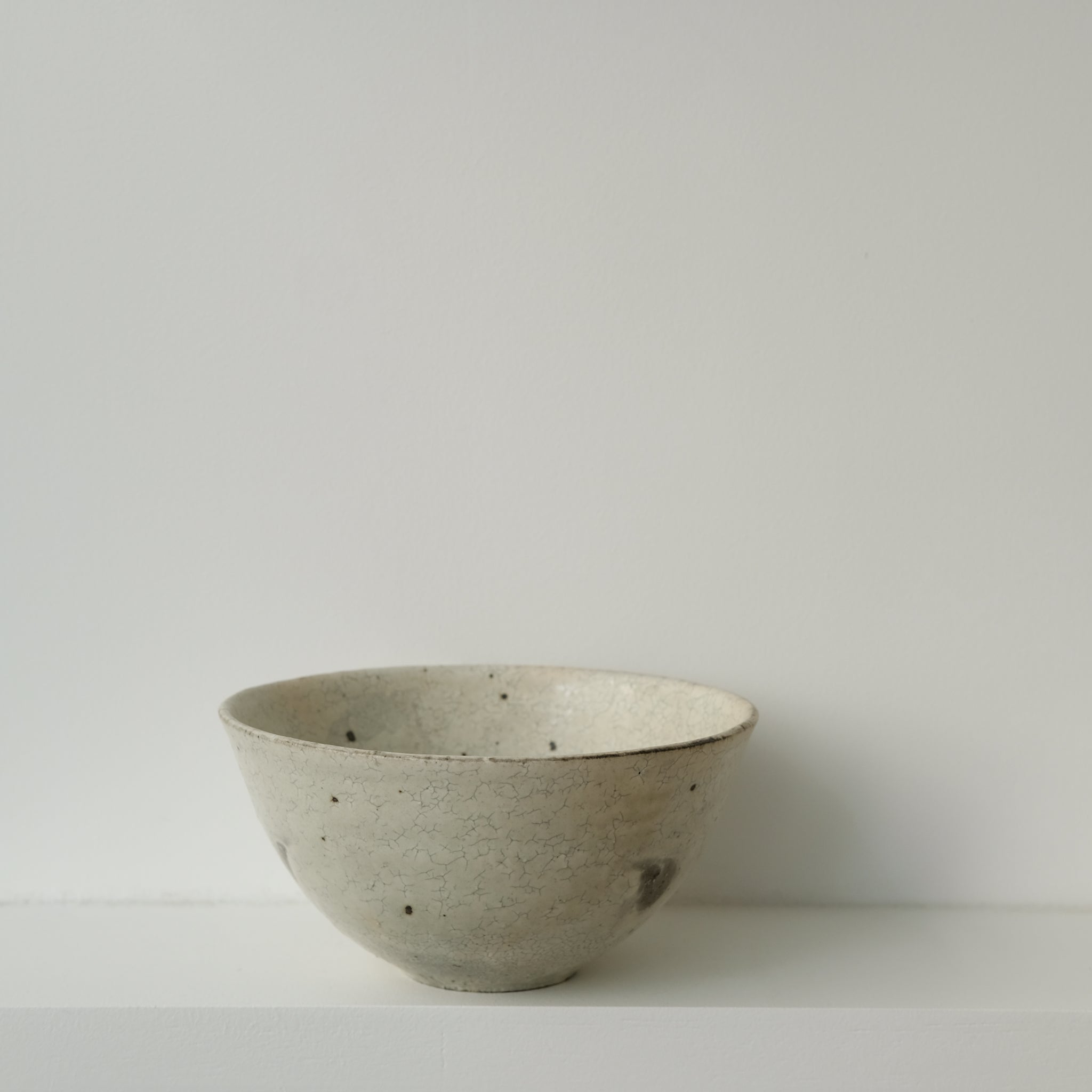 Bol en grès D 18cm - blanc cassé de Ryutaro Yamada chez Brutal Ceramics