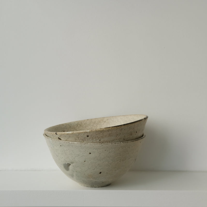 Bol en grès D 18cm - blanc cassé de Ryutaro Yamada chez Brutal Ceramics