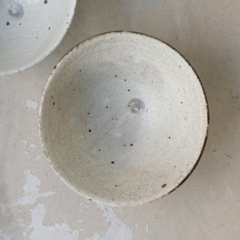 Bol en grès D 18cm - blanc cassé de Ryutaro Yamada chez Brutal Ceramics