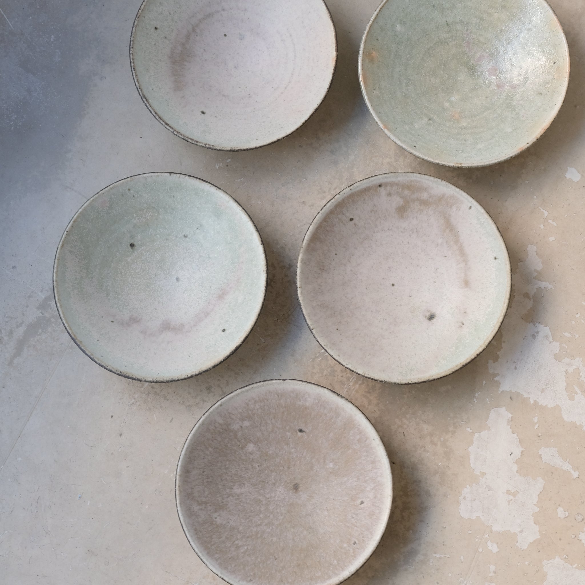 Assiette creuse en grès D19cm - vert clair kohiki de Tetsuya Kobayashi chez Brutal Ceramics
