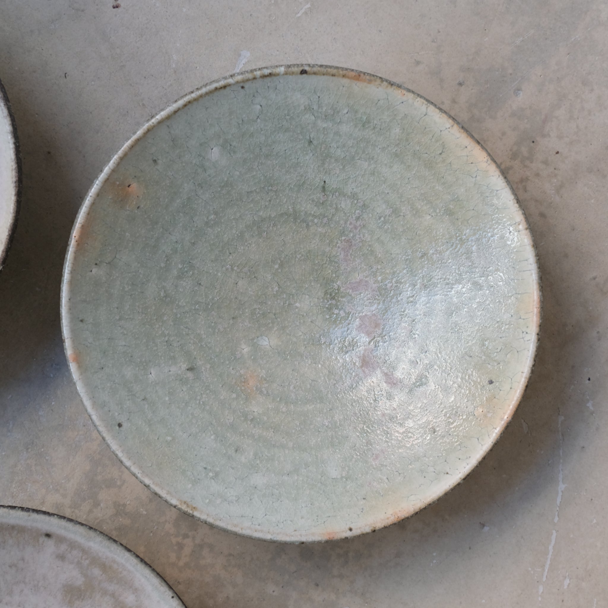 Assiette creuse en grès D19cm - vert clair kohiki de Tetsuya Kobayashi chez Brutal Ceramics