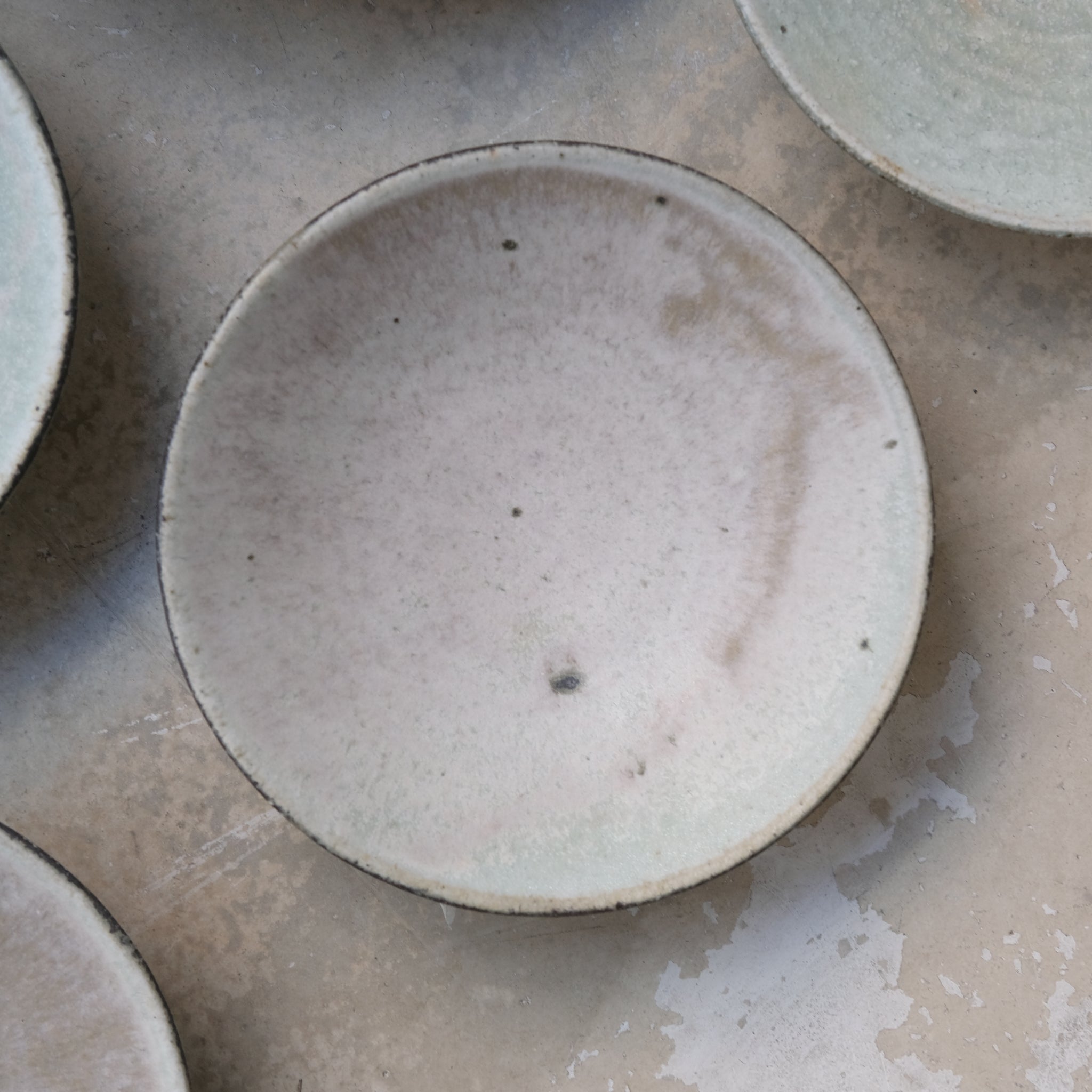 Assiette creuse en grès D19cm - vert clair kohiki de Tetsuya Kobayashi chez Brutal Ceramics