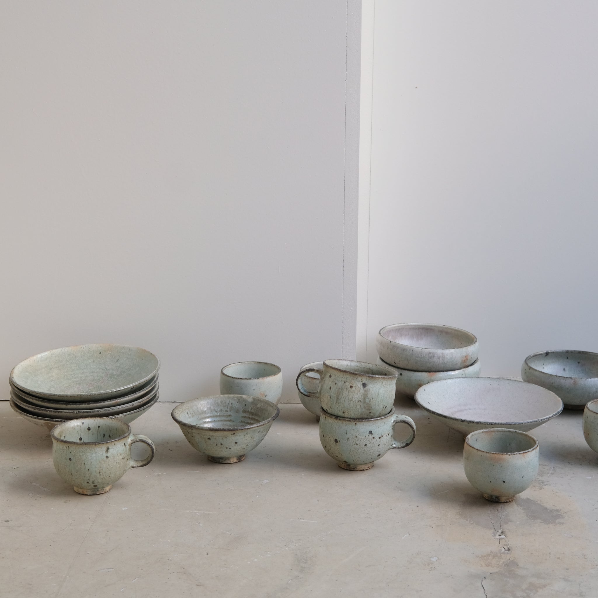 Assiette creuse en grès D14,5cm - vert clair kohiki de Tetsuya Kobayashi chez Brutal Ceramics