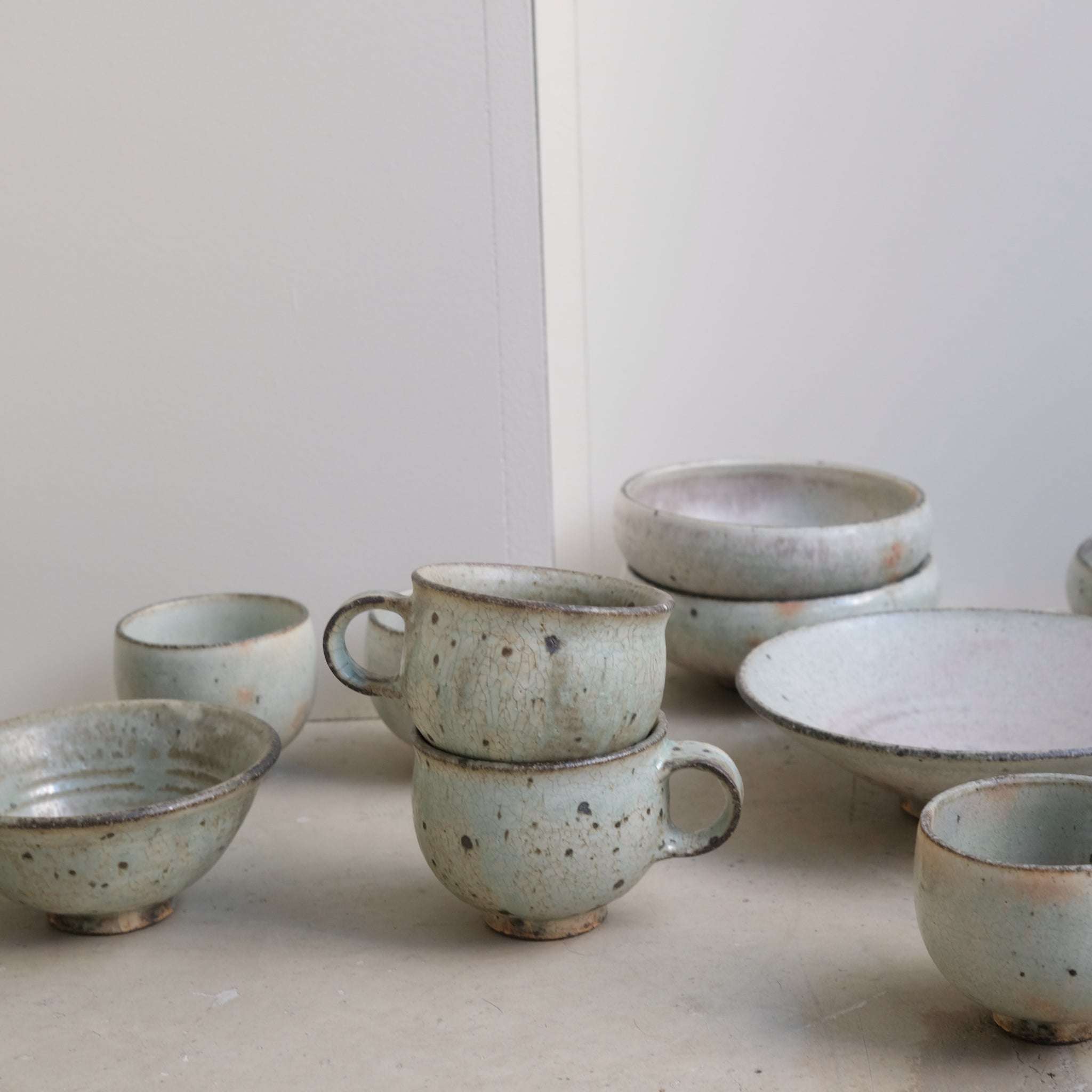 Mug ansé en grès 220ml - vert clair kohiki de Tetsuya Kobayashi chez Brutal Ceramics