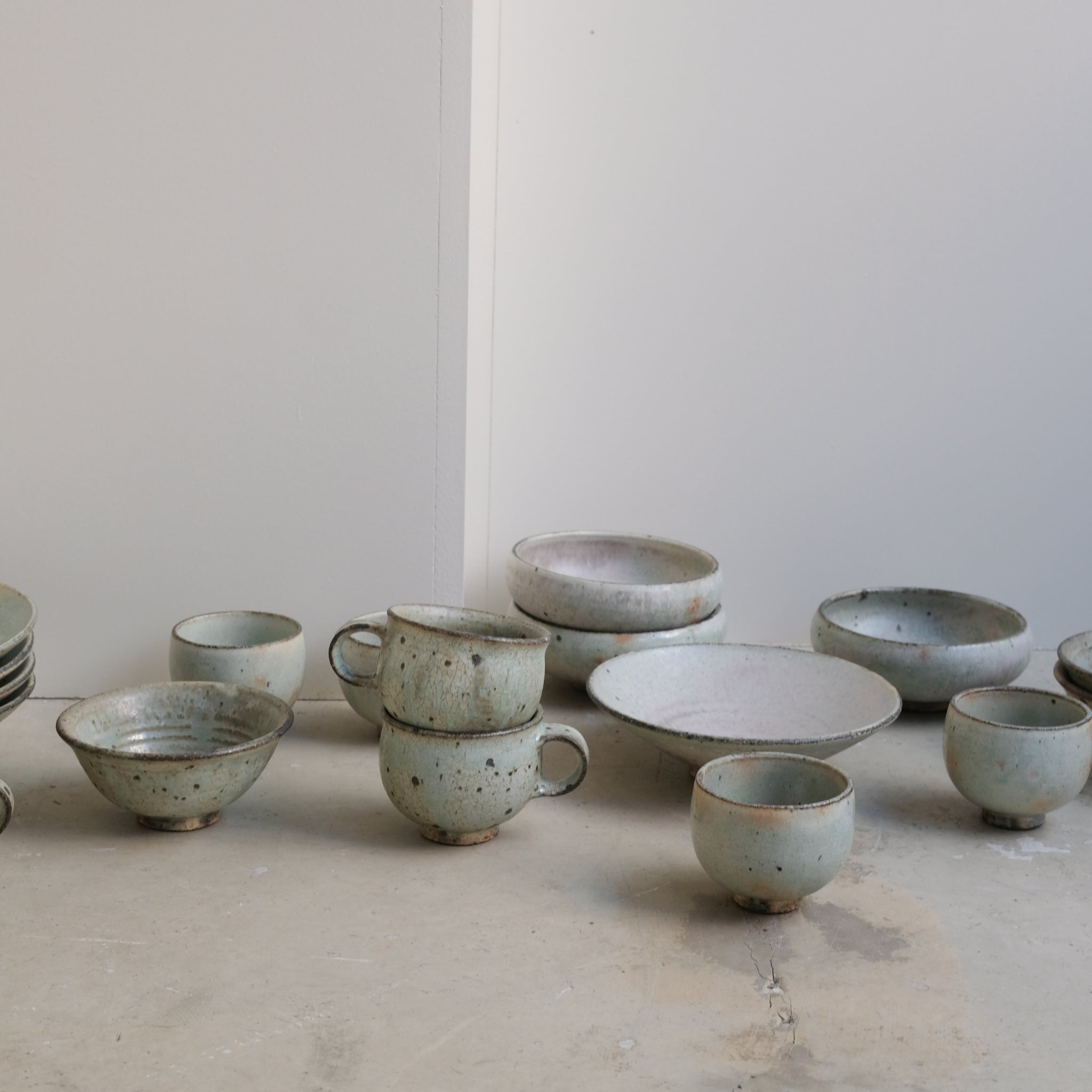 Bol en grès D13,5cm - vert clair de Tetsuya Kobayashi chez Brutal Ceramics