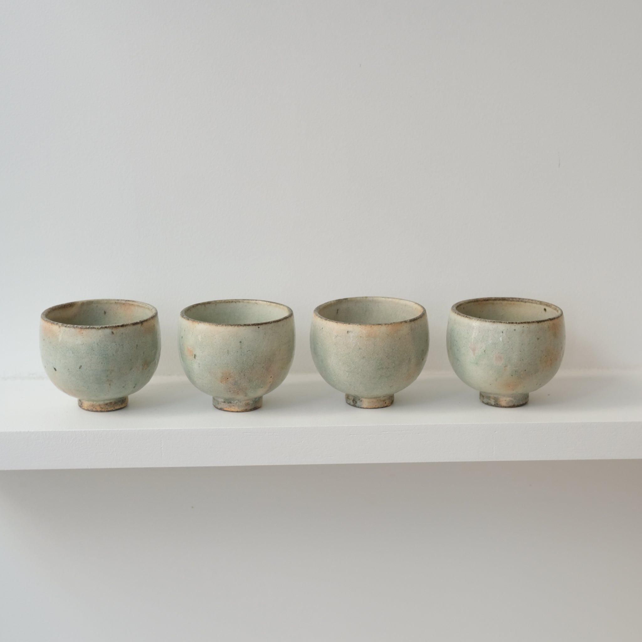 Tasse en grès 160ml - vert clair kohiki de Tetsuya Kobayashi chez Brutal Ceramics