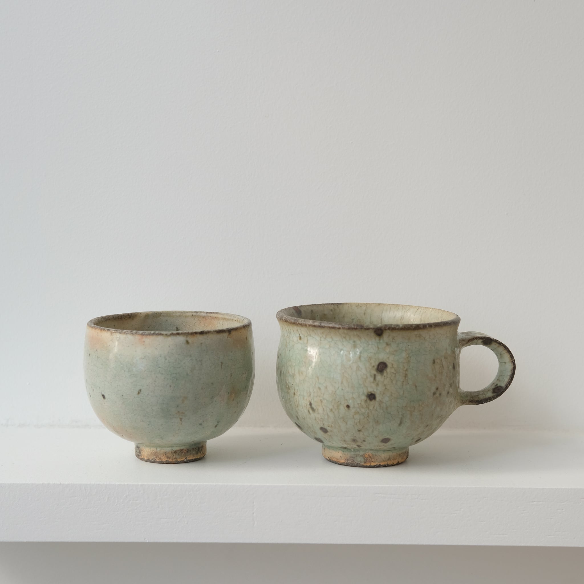 Tasse en grès 160ml - vert clair kohiki de Tetsuya Kobayashi chez Brutal Ceramics