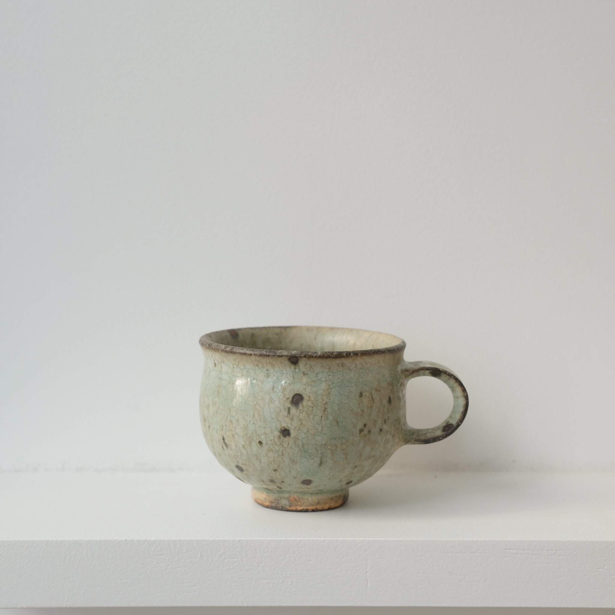 Mug ansé en grès 220ml - vert clair kohiki de Tetsuya Kobayashi chez Brutal Ceramics