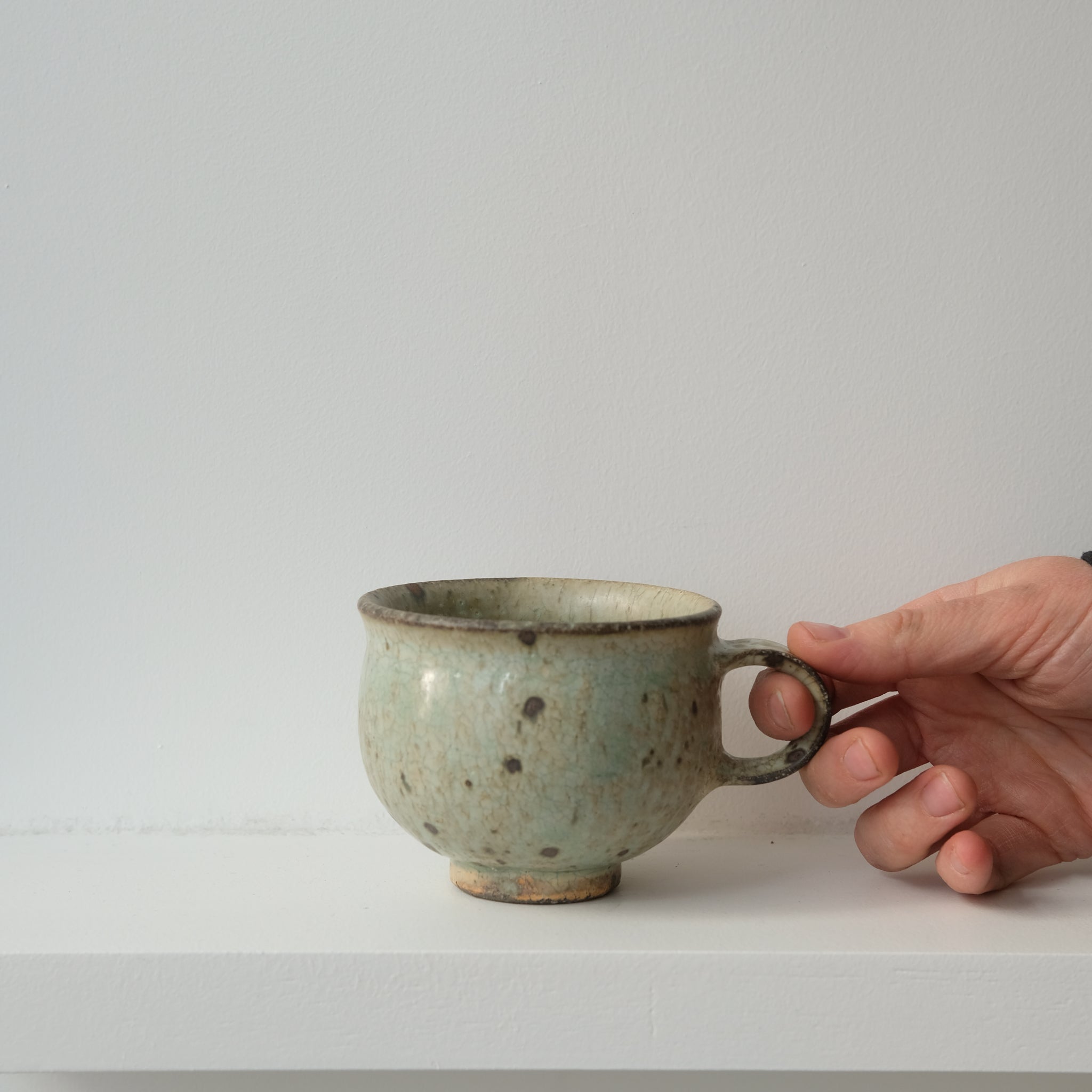 Mug ansé en grès 220ml - vert clair kohiki de Tetsuya Kobayashi chez Brutal Ceramics