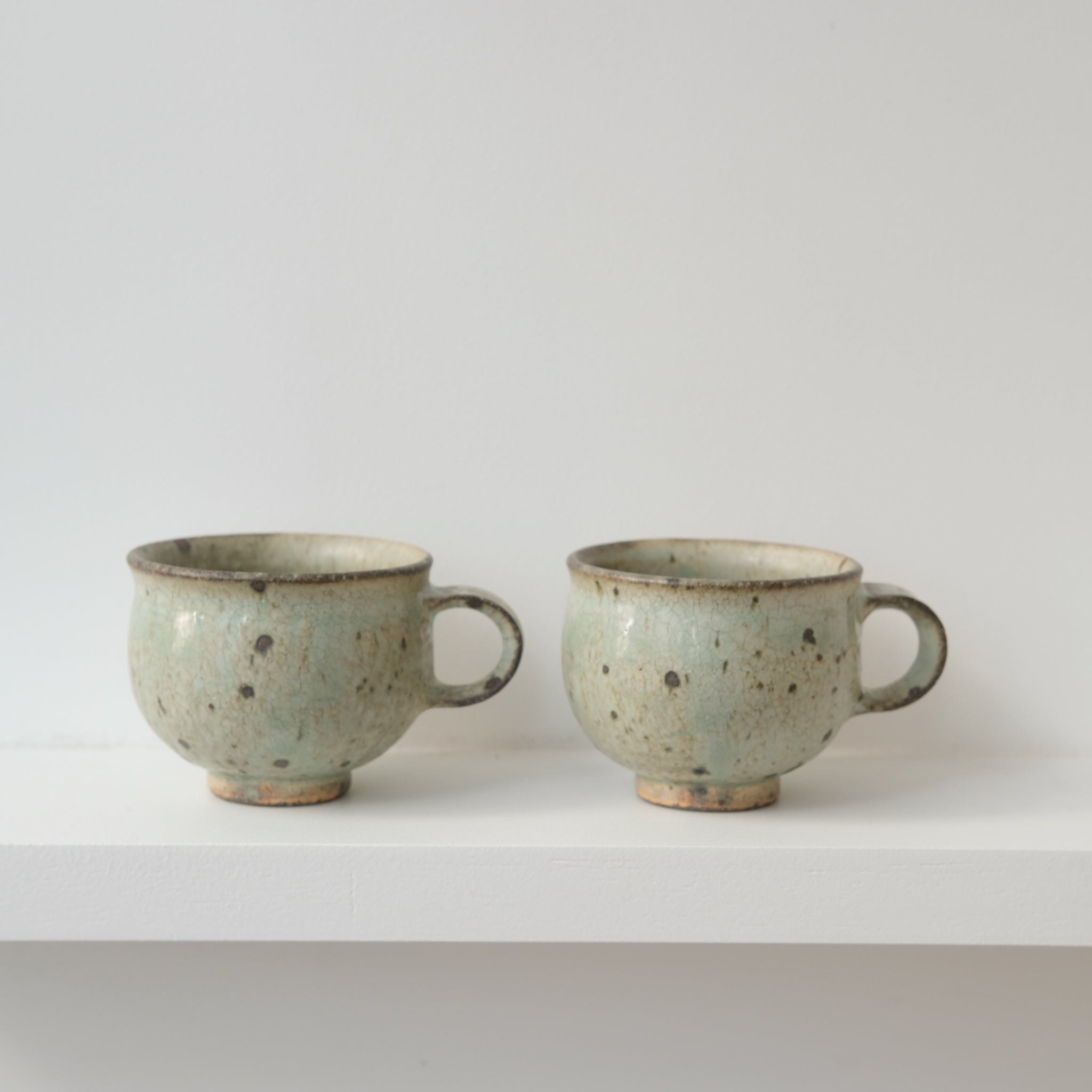 Mug ansé en grès 220ml - vert clair kohiki de Tetsuya Kobayashi chez Brutal Ceramics