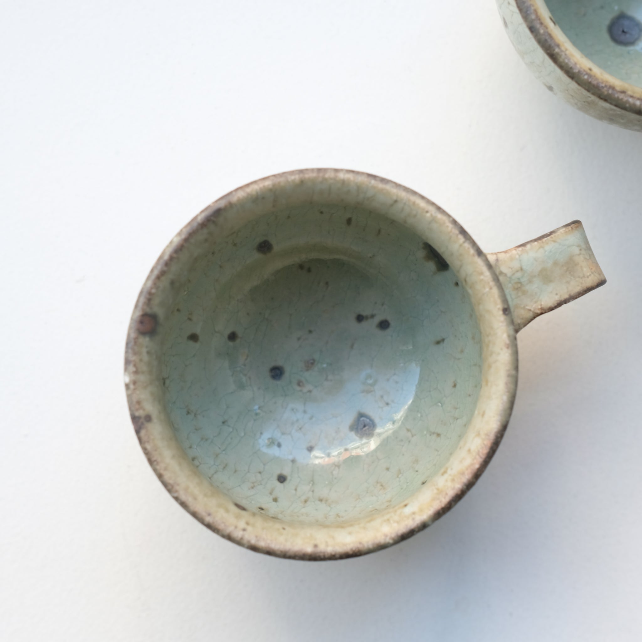 Mug ansé en grès 220ml - vert clair kohiki de Tetsuya Kobayashi chez Brutal Ceramics
