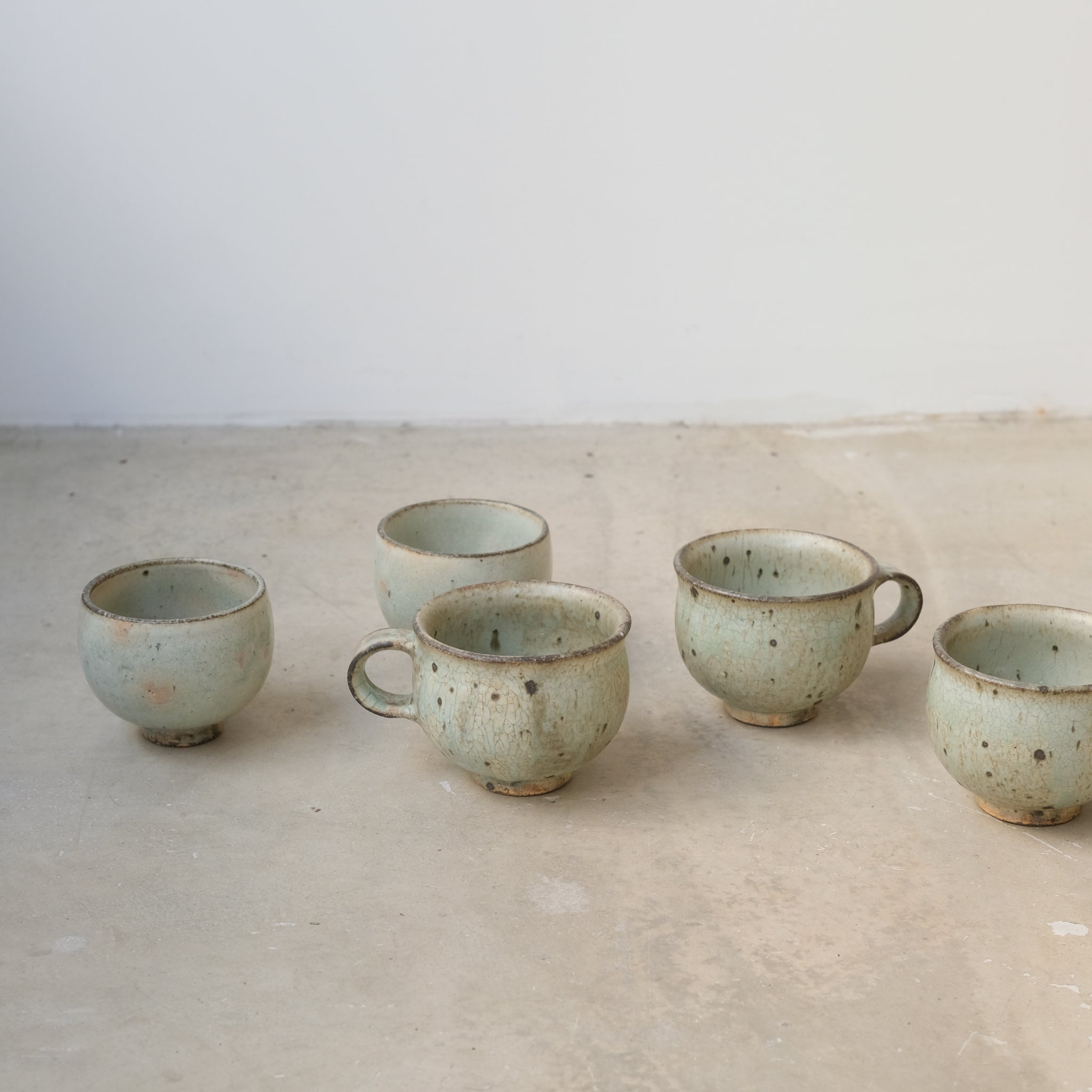 Mug ansé en grès 220ml - vert clair kohiki de Tetsuya Kobayashi chez Brutal Ceramics