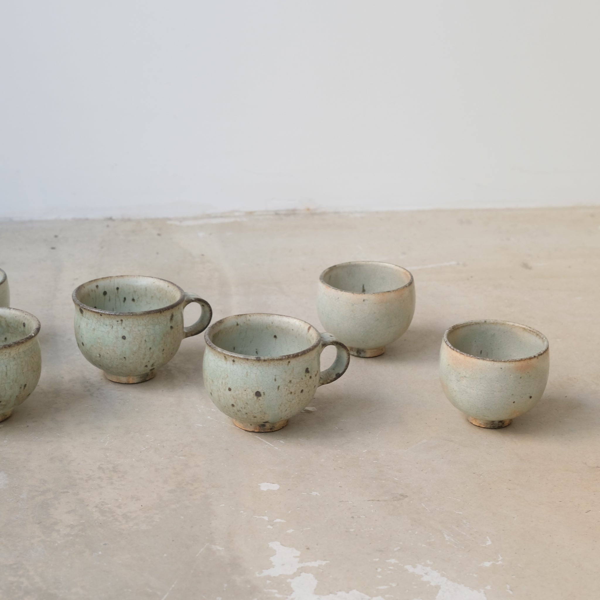 Mug ansé en grès 220ml - vert clair kohiki de Tetsuya Kobayashi chez Brutal Ceramics