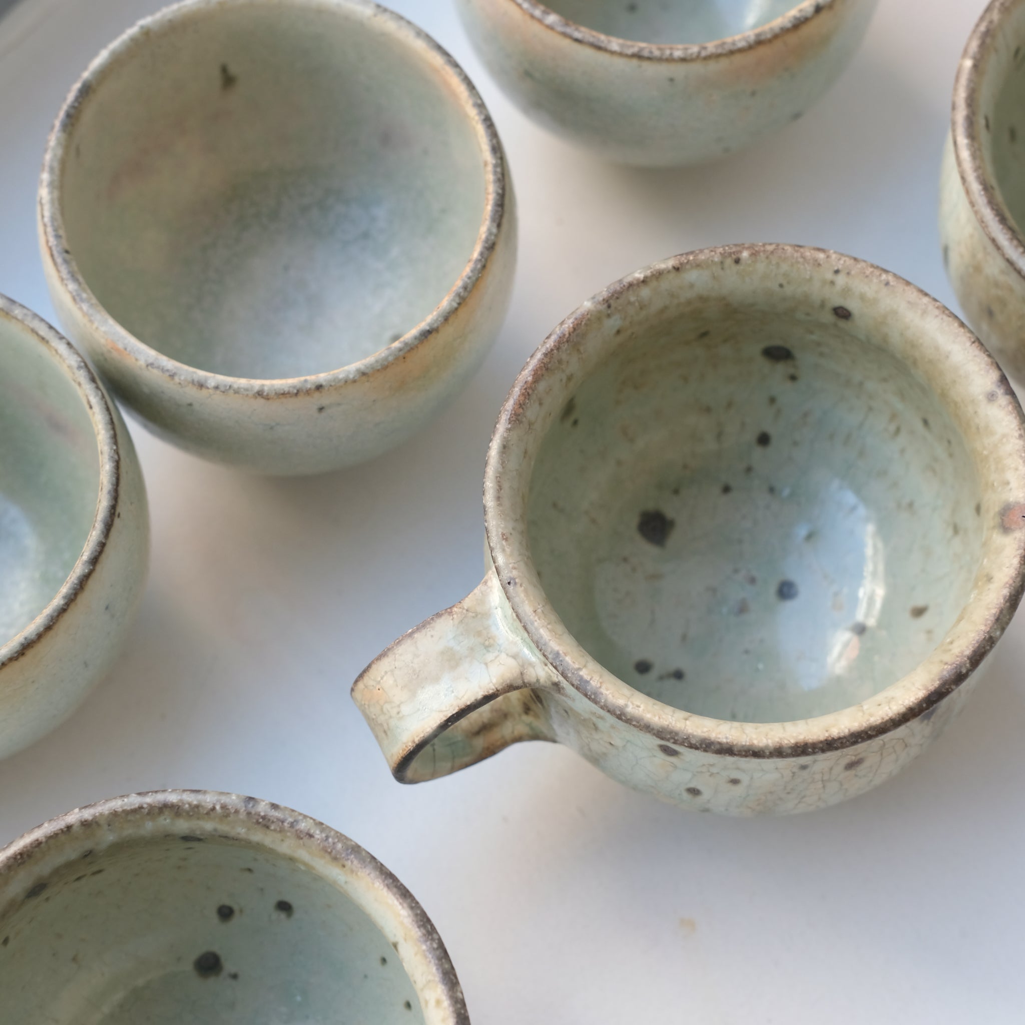 Mug ansé en grès 220ml - vert clair kohiki de Tetsuya Kobayashi chez Brutal Ceramics