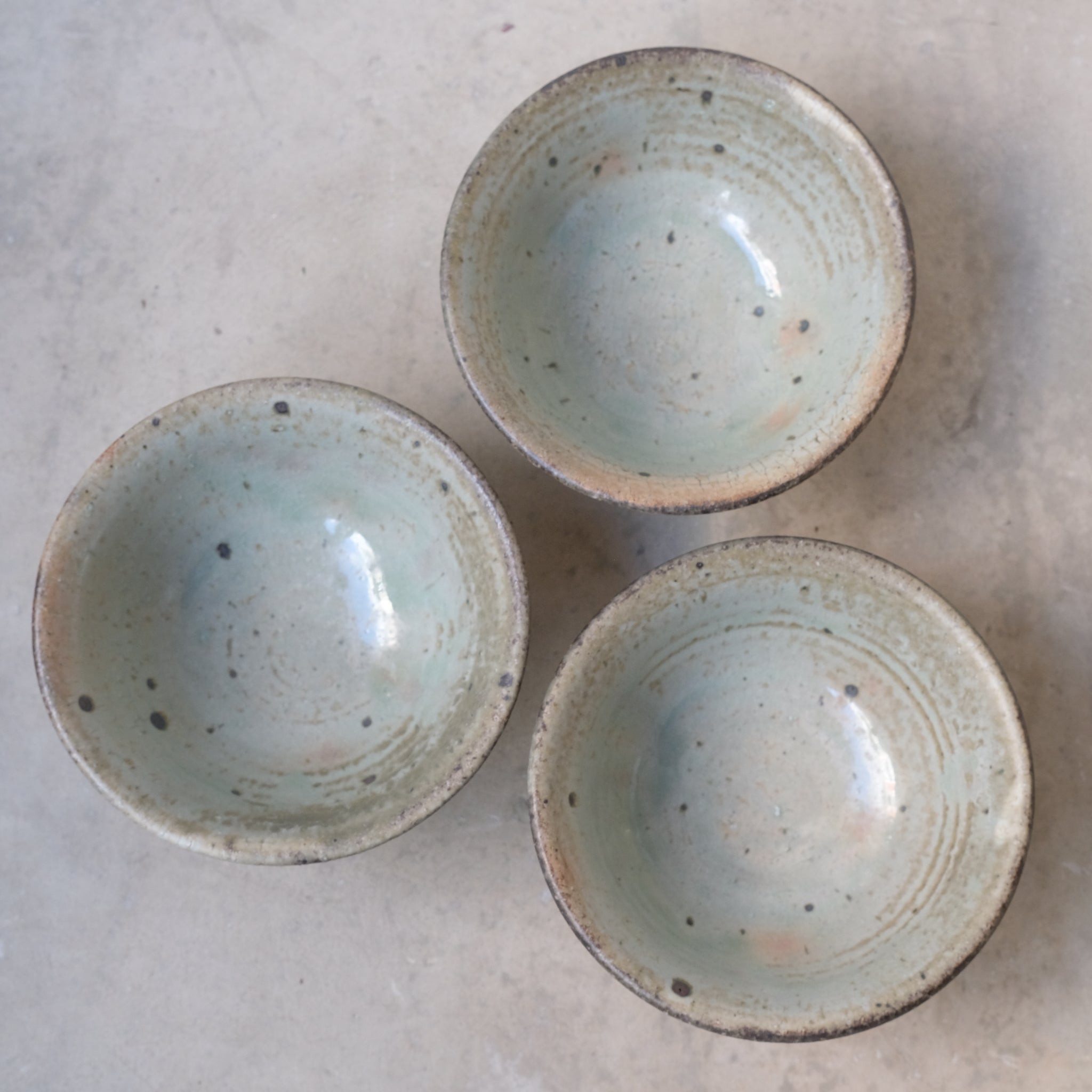 Bol en grès D13,5cm - vert clair de Tetsuya Kobayashi chez Brutal Ceramics