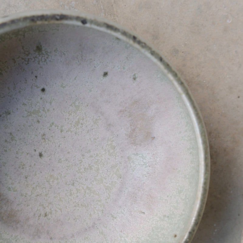 Assiette creuse en grès D14,5cm - vert clair kohiki de Tetsuya Kobayashi chez Brutal Ceramics