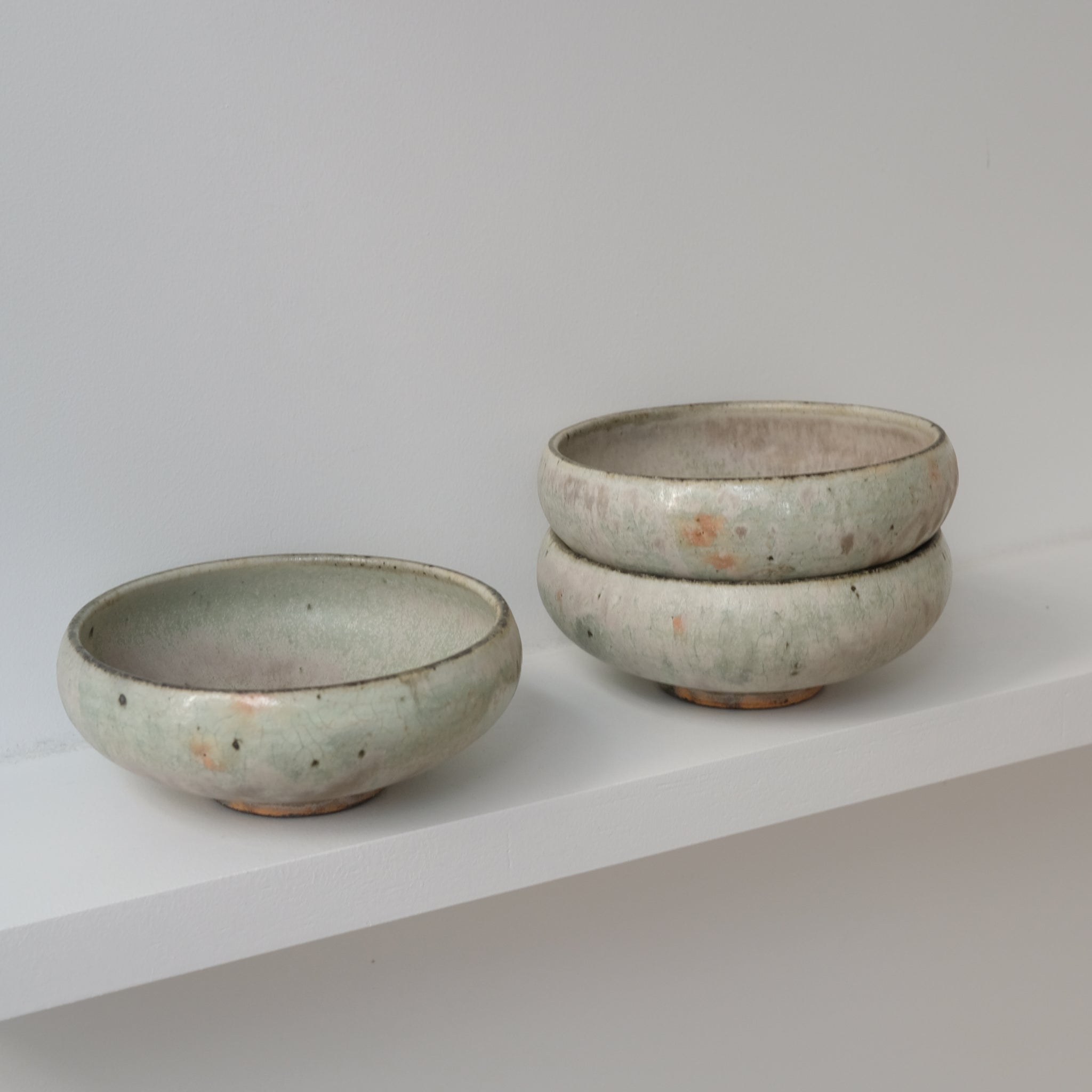 Assiette creuse en grès D14,5cm - vert clair kohiki de Tetsuya Kobayashi chez Brutal Ceramics