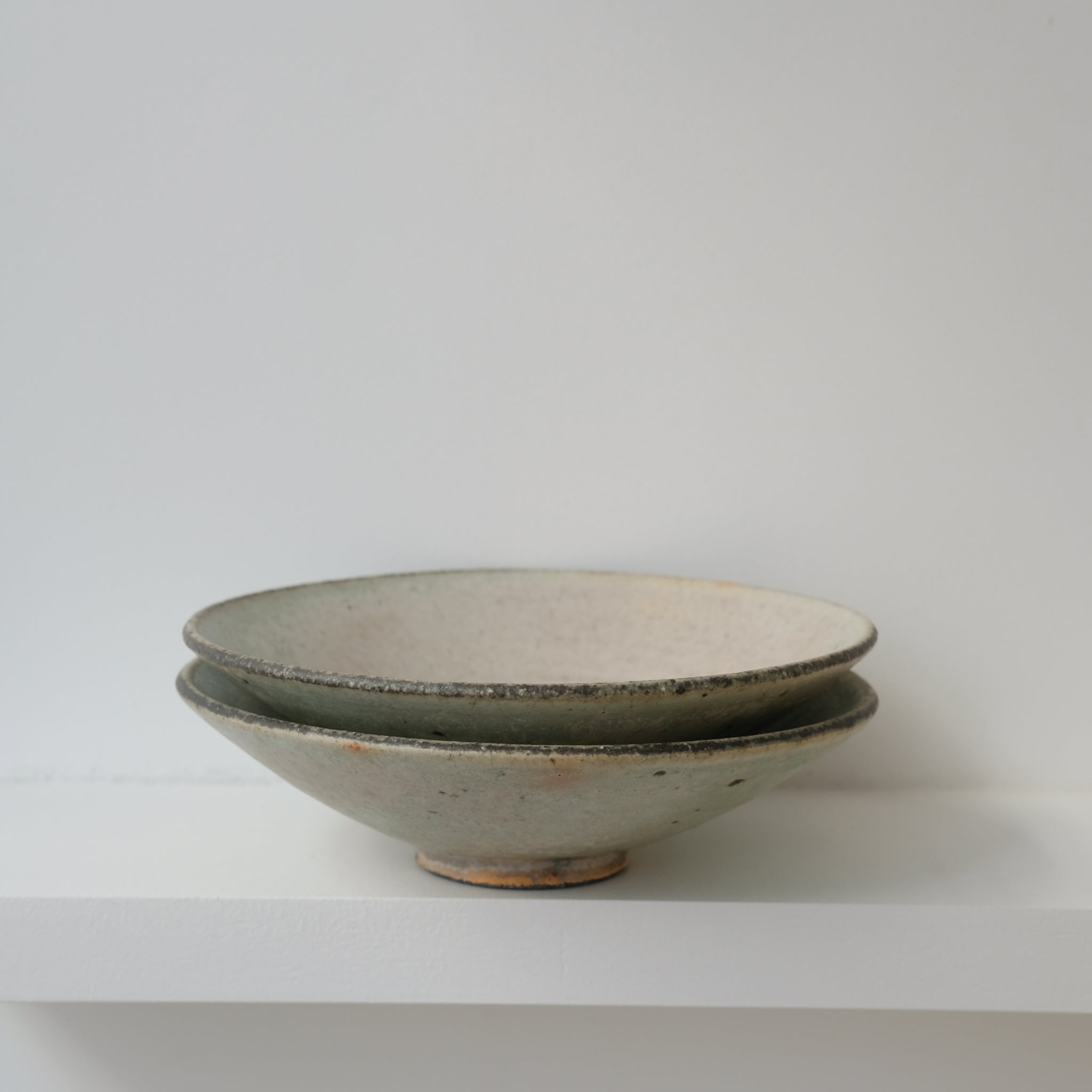 Assiette creuse en grès D19cm - vert clair kohiki de Tetsuya Kobayashi chez Brutal Ceramics