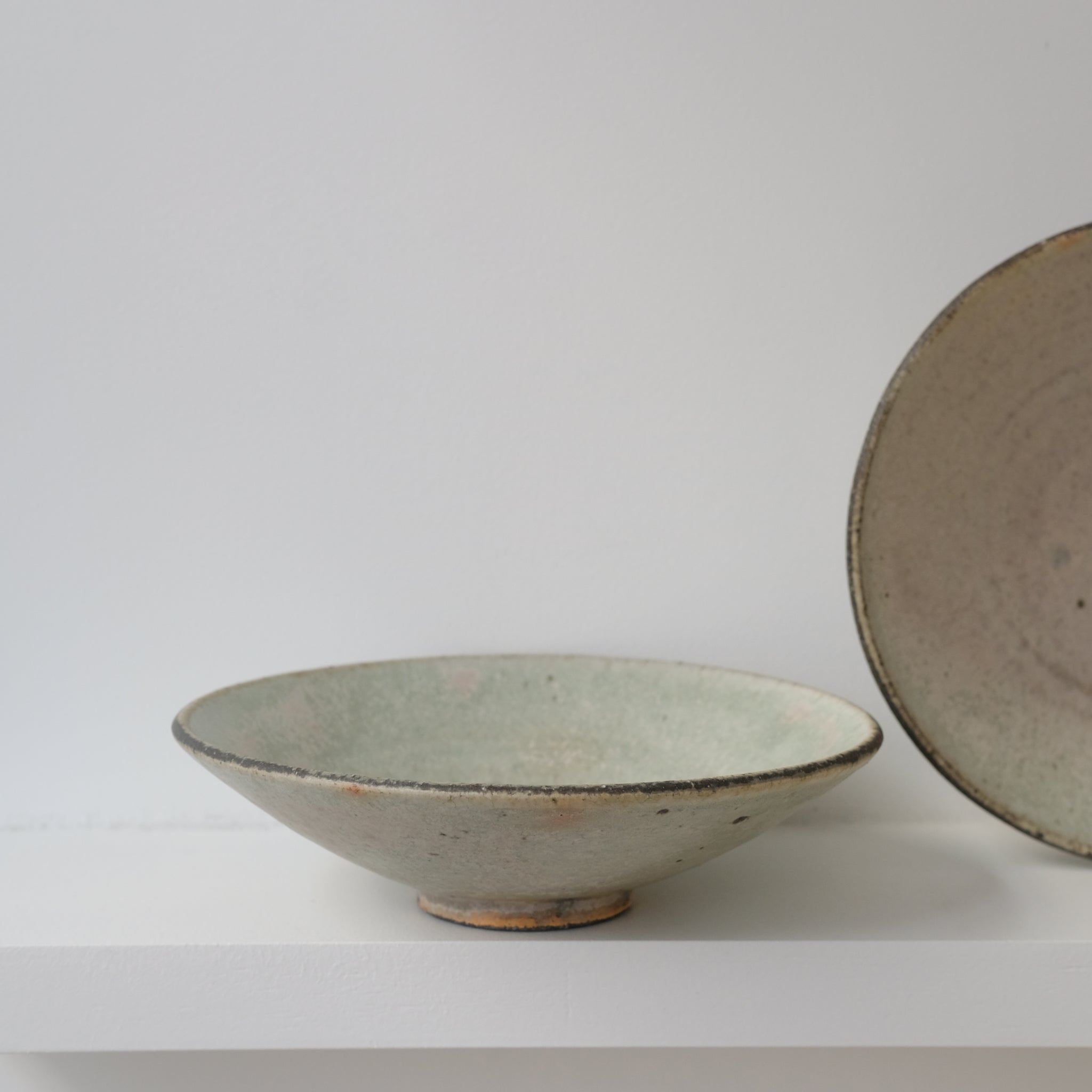 Assiette creuse en grès D19cm - vert clair kohiki de Tetsuya Kobayashi chez Brutal Ceramics