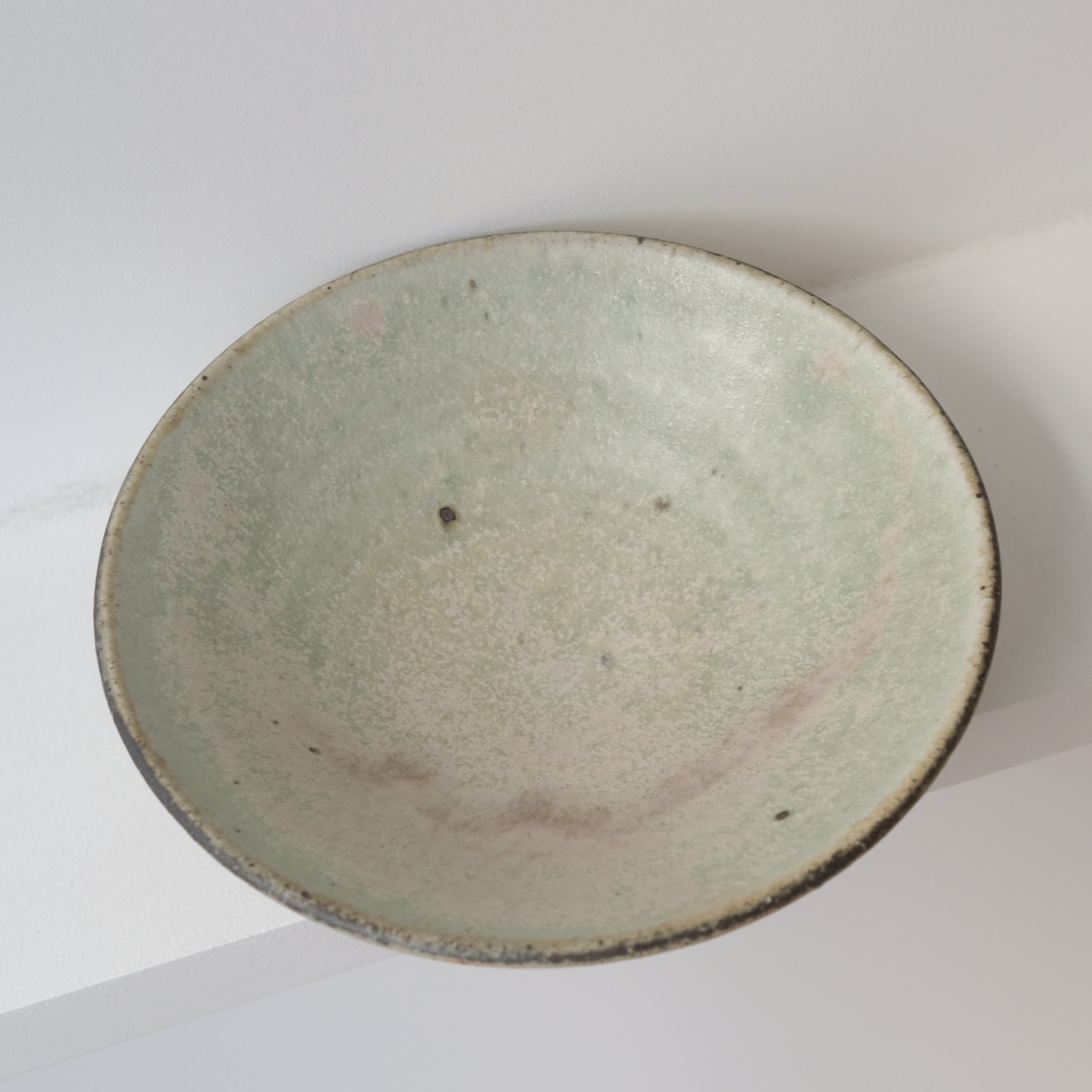 Assiette creuse en grès D19cm - vert clair kohiki de Tetsuya Kobayashi chez Brutal Ceramics