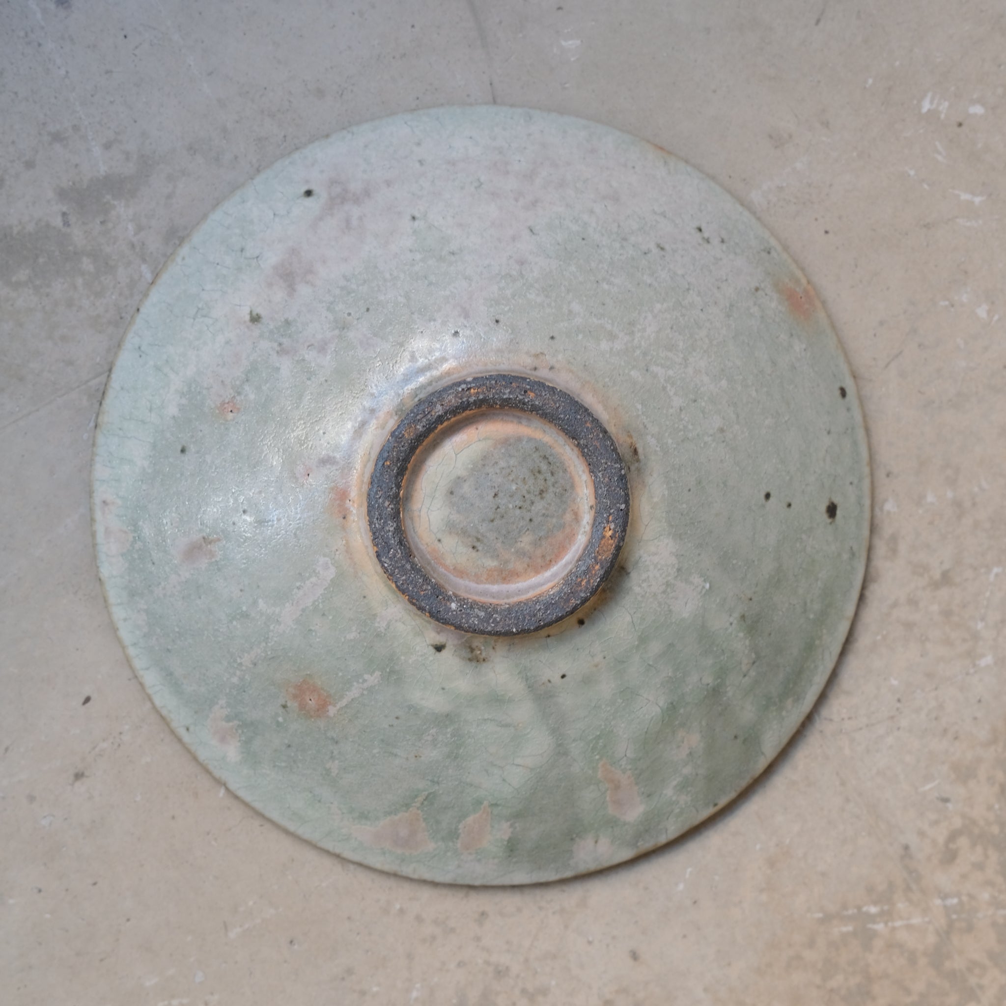 Assiette creuse en grès D19cm - vert clair kohiki de Tetsuya Kobayashi chez Brutal Ceramics