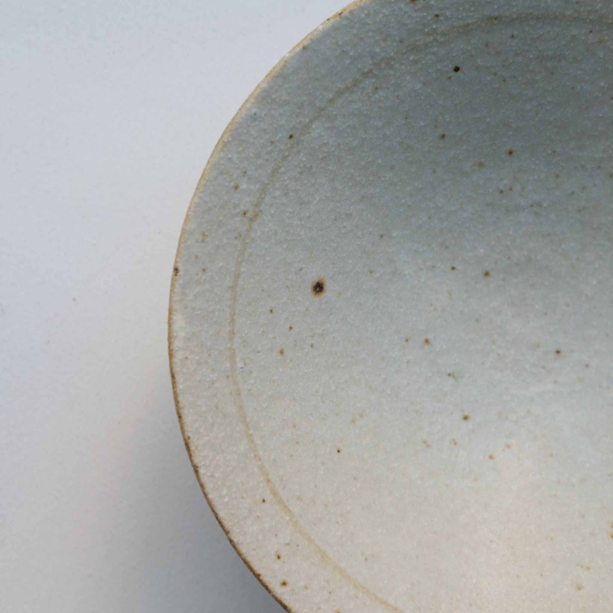 Bol en grès D 16,5cm - blanc kohiki de Yamato Kobayashi chez Brutal Ceramics
