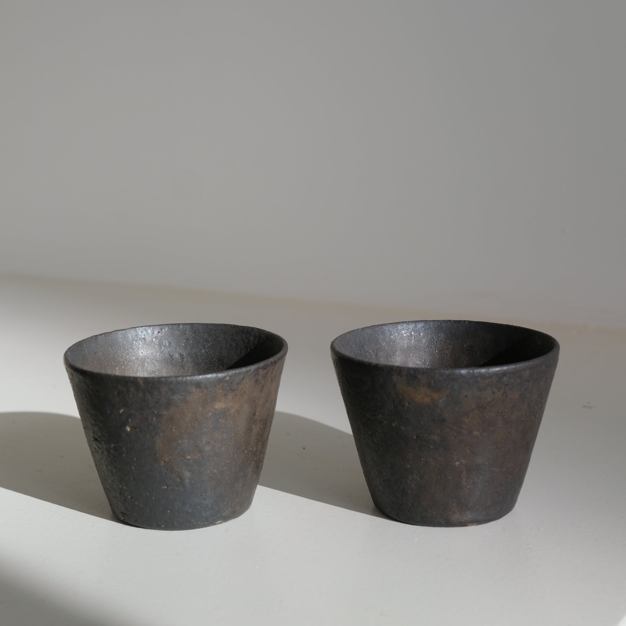 Tasse en grès 130ml - marron irisé de Yamato Kobayashi chez Brutal Ceramics