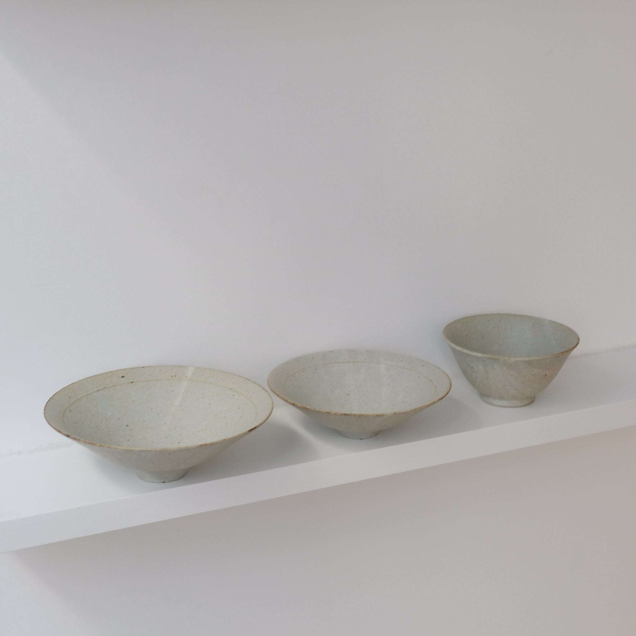 Bol en grès D 19,5cm - blanc kohiki de Yamato Kobayashi chez Brutal Ceramics