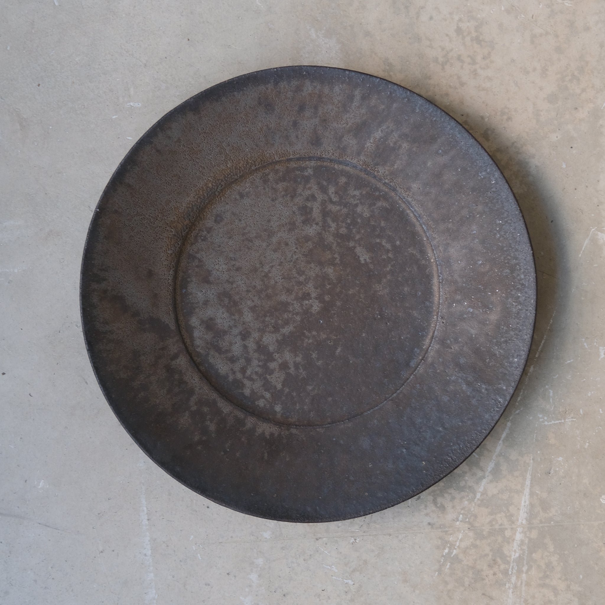 Assiette en grès D 24,5cm - marron irisé de Yamato Kobayashi chez Brutal Ceramics
