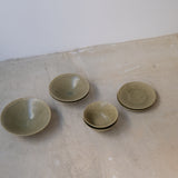 Assiette en grès D 16cm - vert de Yamato Kobayashi chez Brutal Ceramics