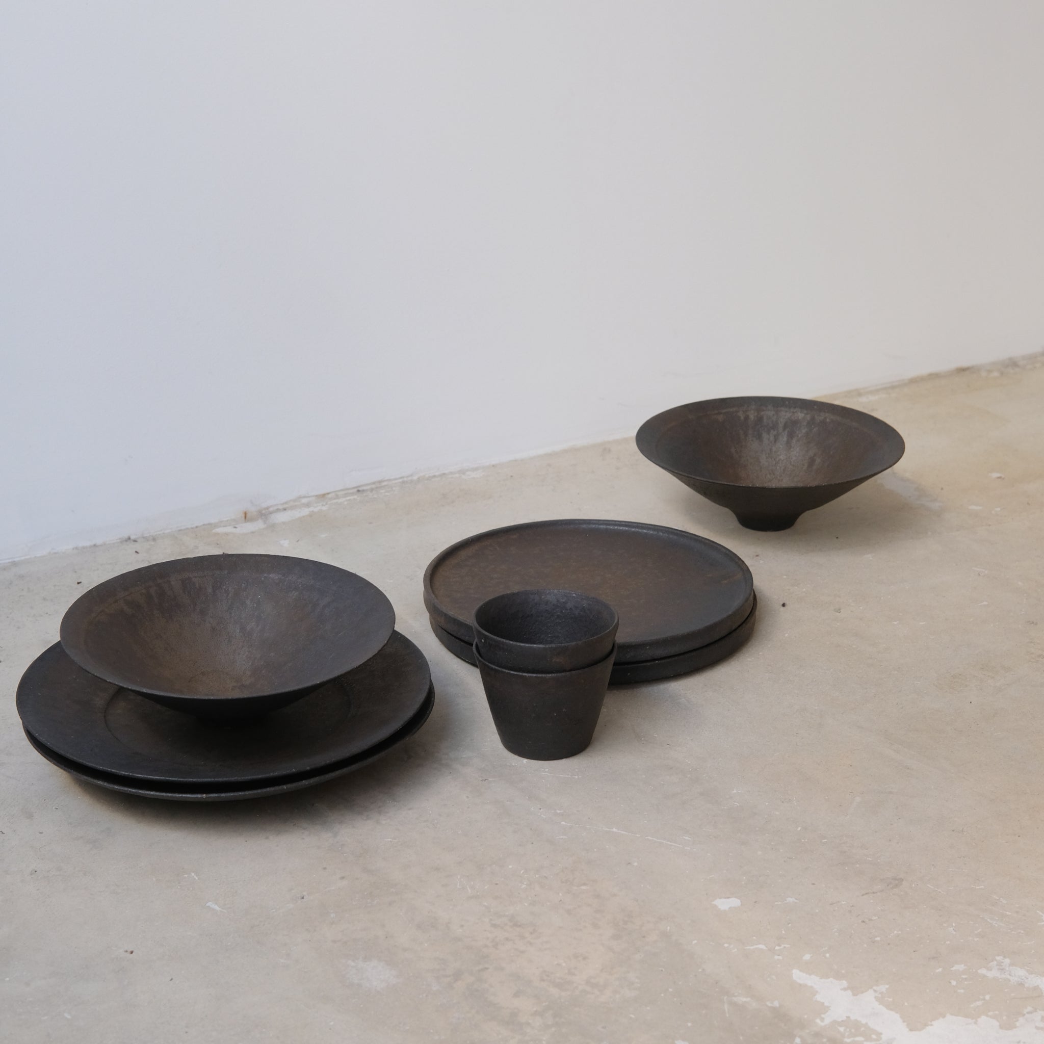 Assiette en grès D 22cm - marron irisé de Yamato Kobayashi chez Brutal Ceramics