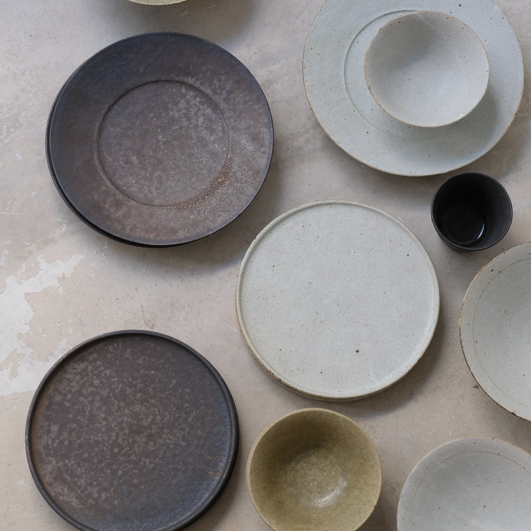Assiette en grès D 24,5cm - marron irisé de Yamato Kobayashi chez Brutal Ceramics