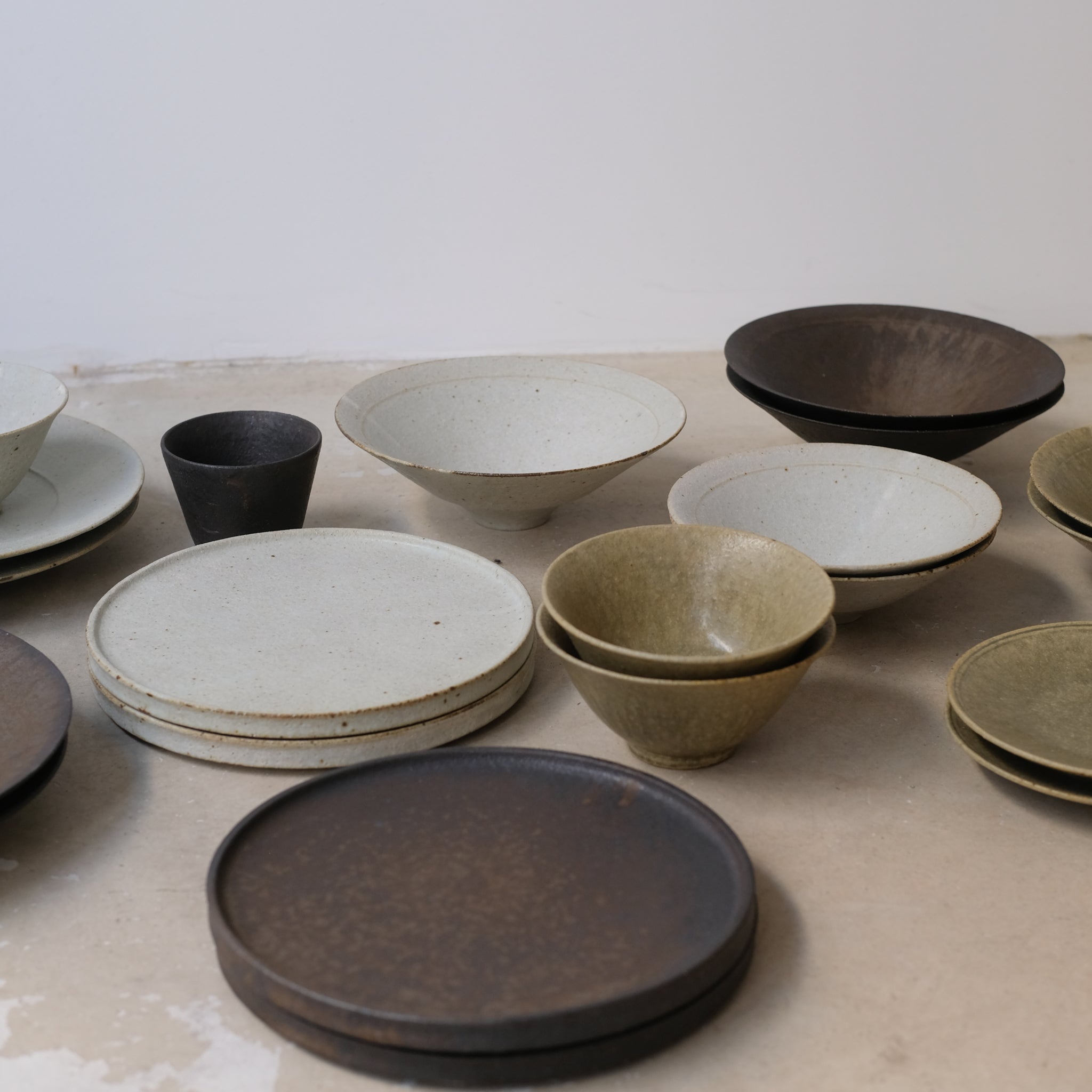 Assiette en grès D 22cm - blanc kohiki de Yamato Kobayashi chez Brutal Ceramics
