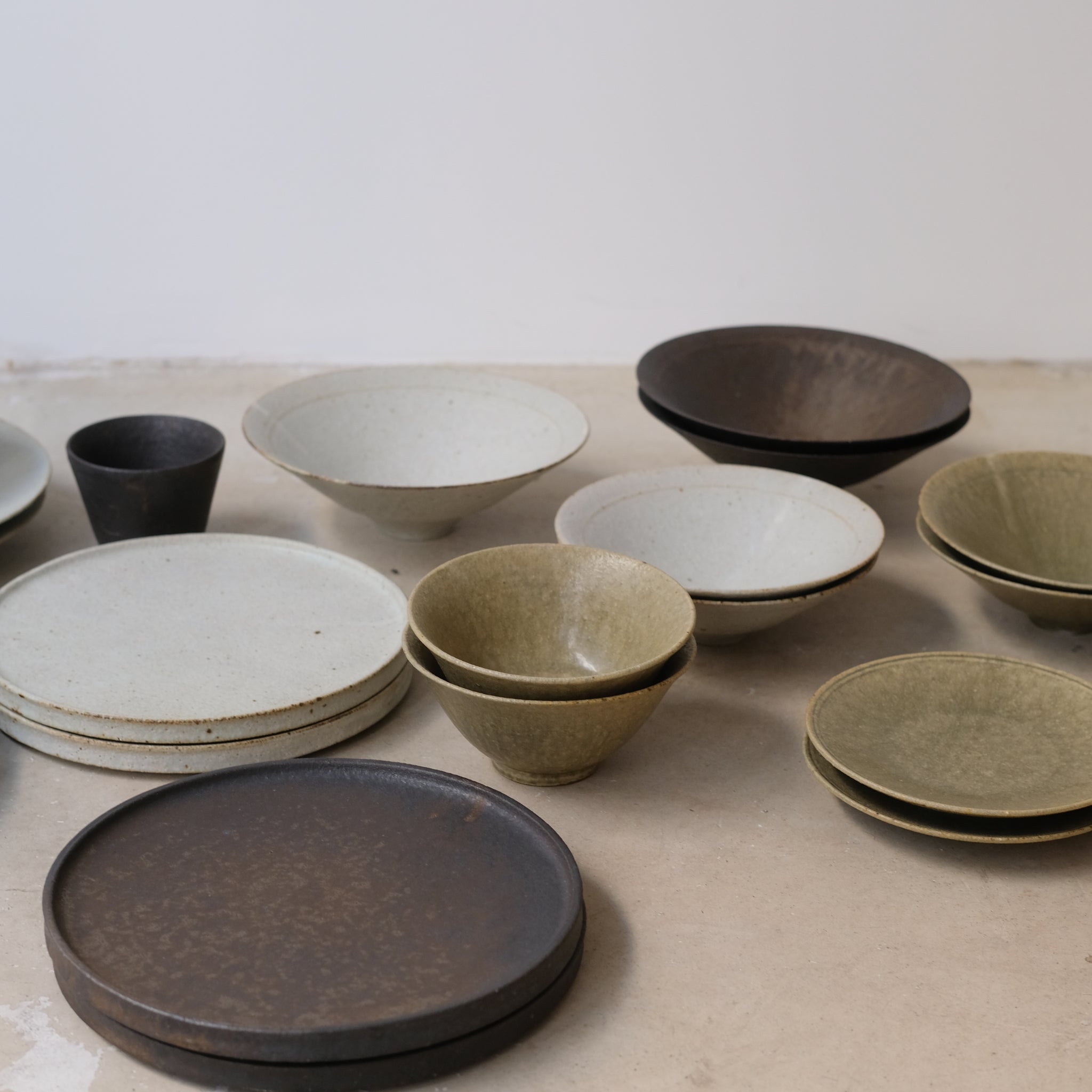 Assiette en grès D 16cm - vert de Yamato Kobayashi chez Brutal Ceramics