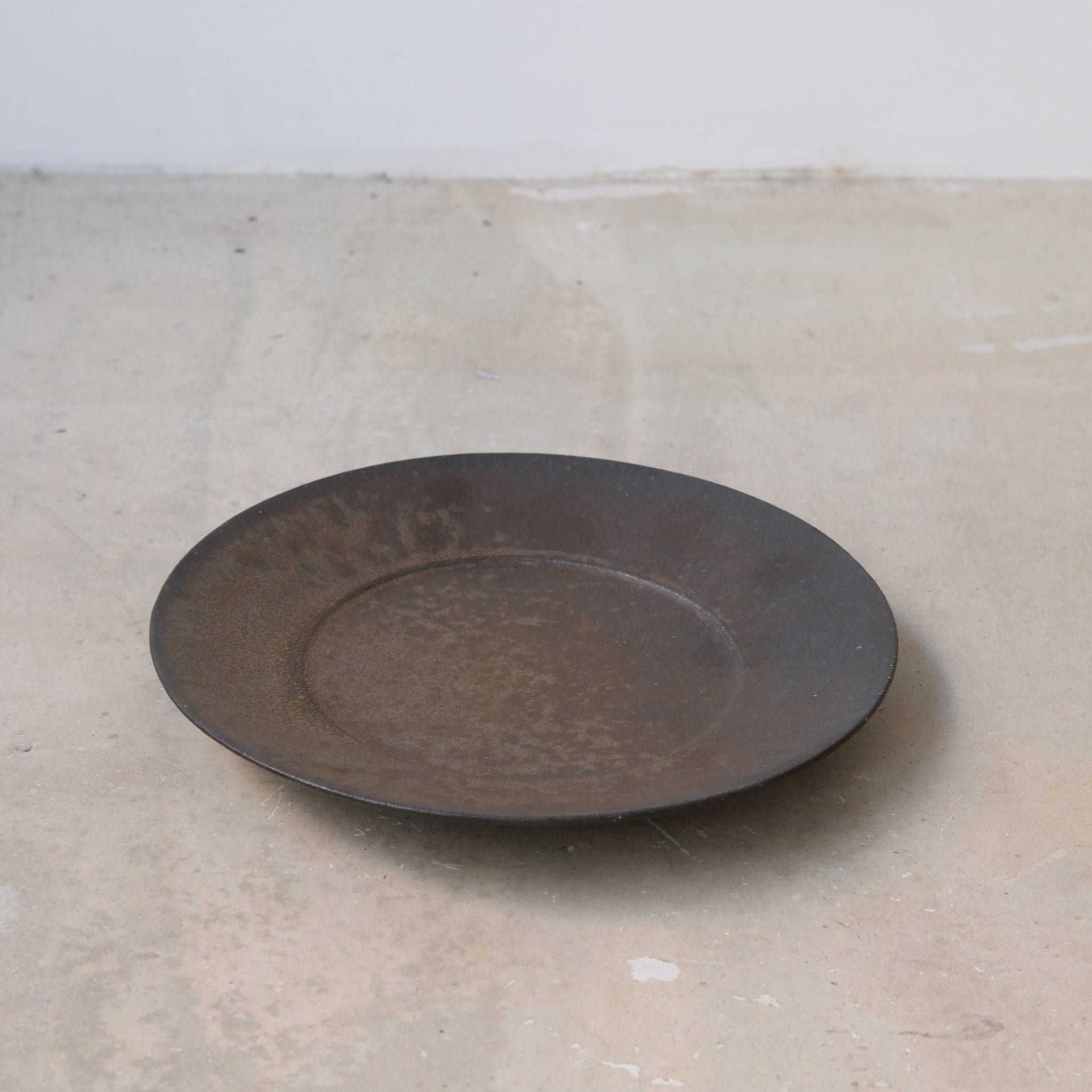 Assiette en grès D 24,5cm - marron irisé de Yamato Kobayashi chez Brutal Ceramics