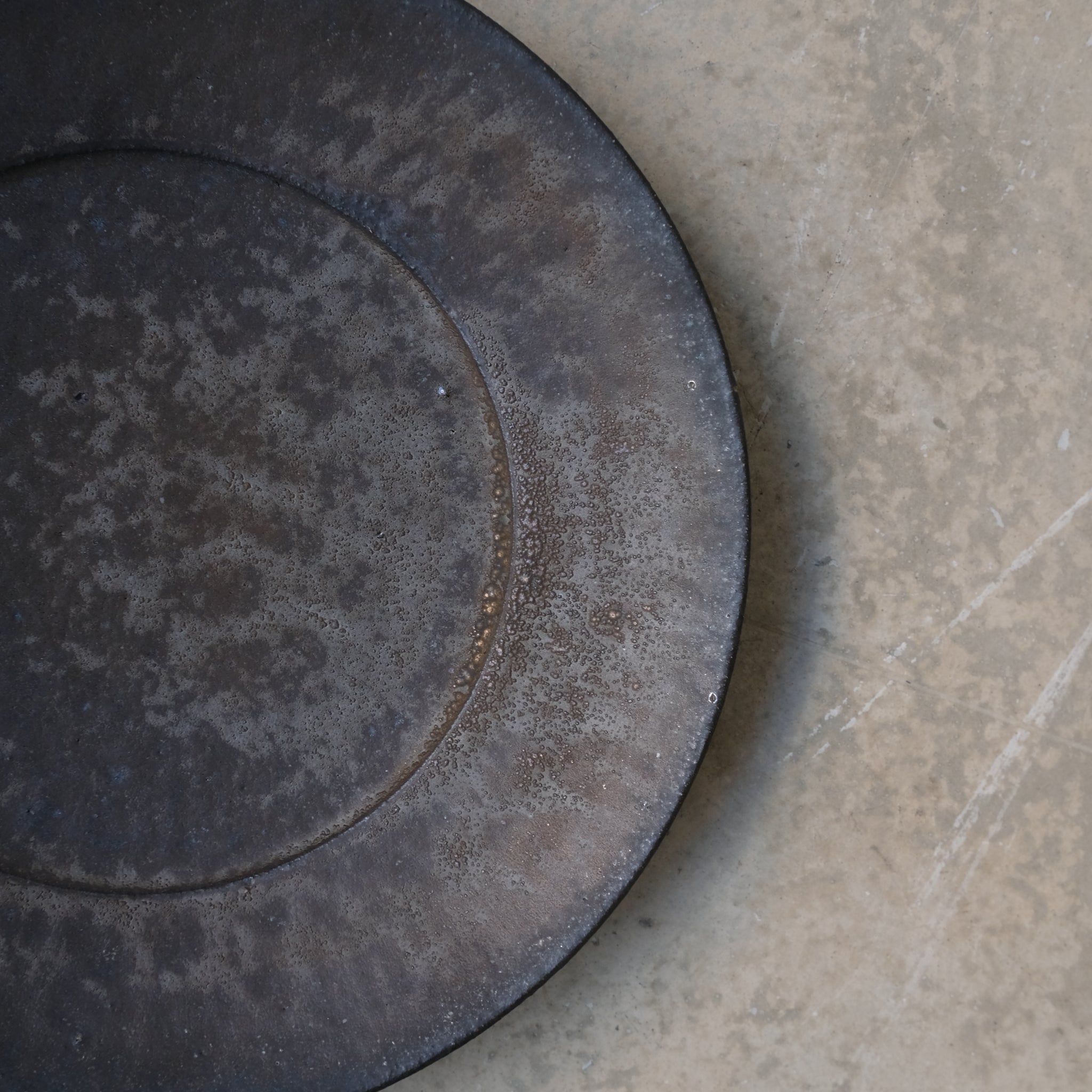 Assiette en grès D 24,5cm - marron irisé de Yamato Kobayashi chez Brutal Ceramics