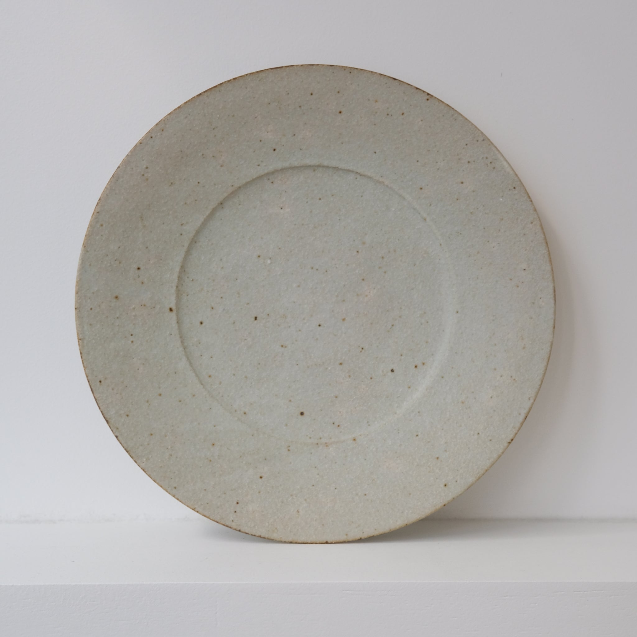 Assiette en grès D 24,5cm - blanc kohiki de Yamato Kobayashi chez Brutal Ceramics