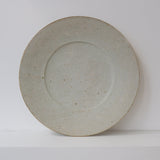 Assiette en grès D 24,5cm - blanc kohiki de Yamato Kobayashi chez Brutal Ceramics
