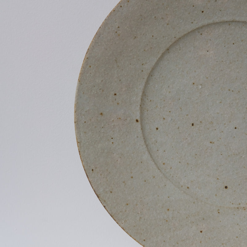 Assiette en grès D 24,5cm - blanc kohiki de Yamato Kobayashi chez Brutal Ceramics