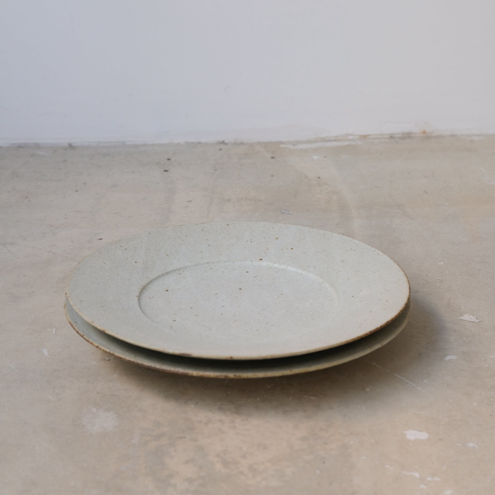 Assiette en grès D 24,5cm - blanc kohiki de Yamato Kobayashi chez Brutal Ceramics